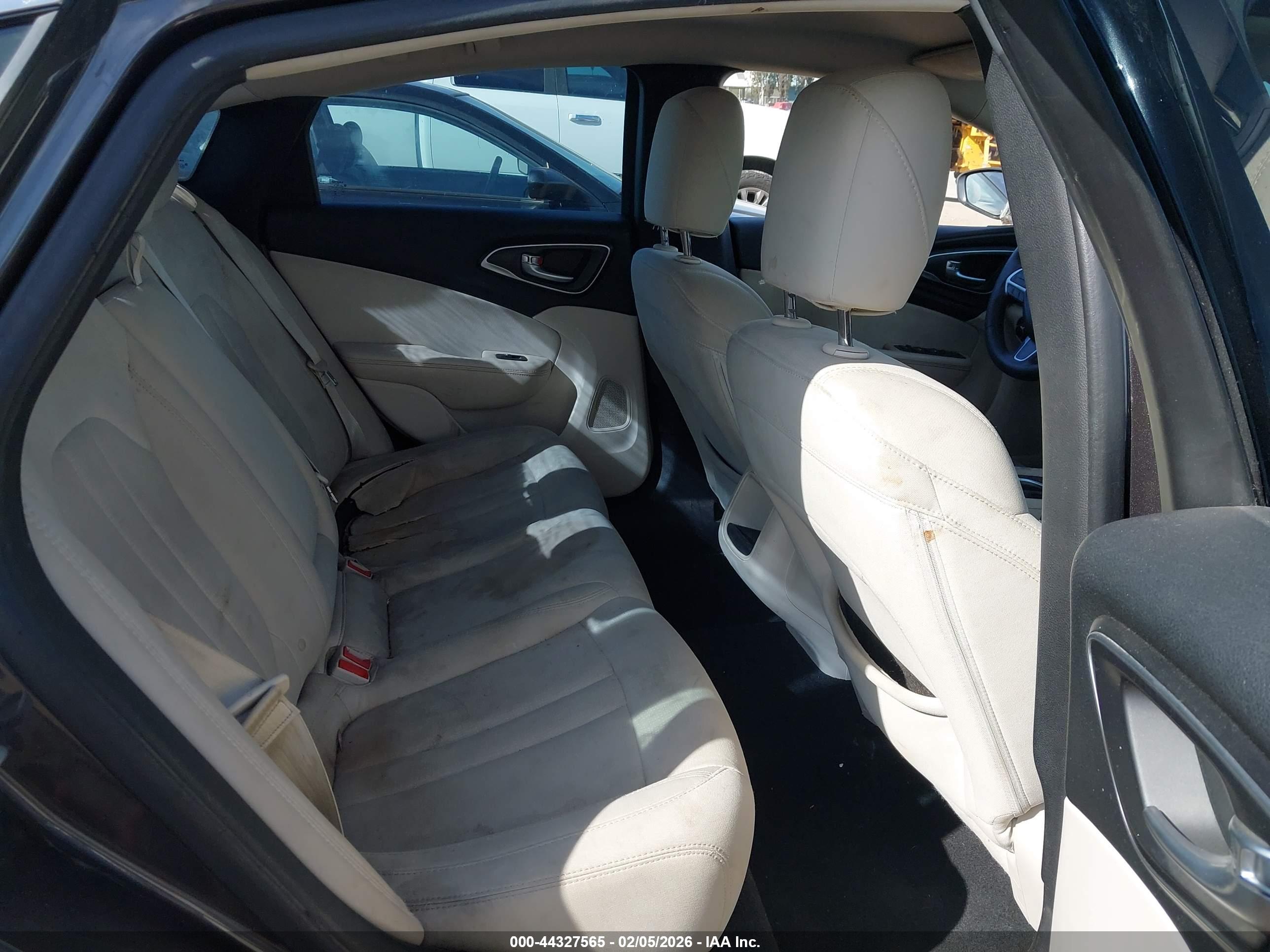 CHRYSLER 200 image 8
