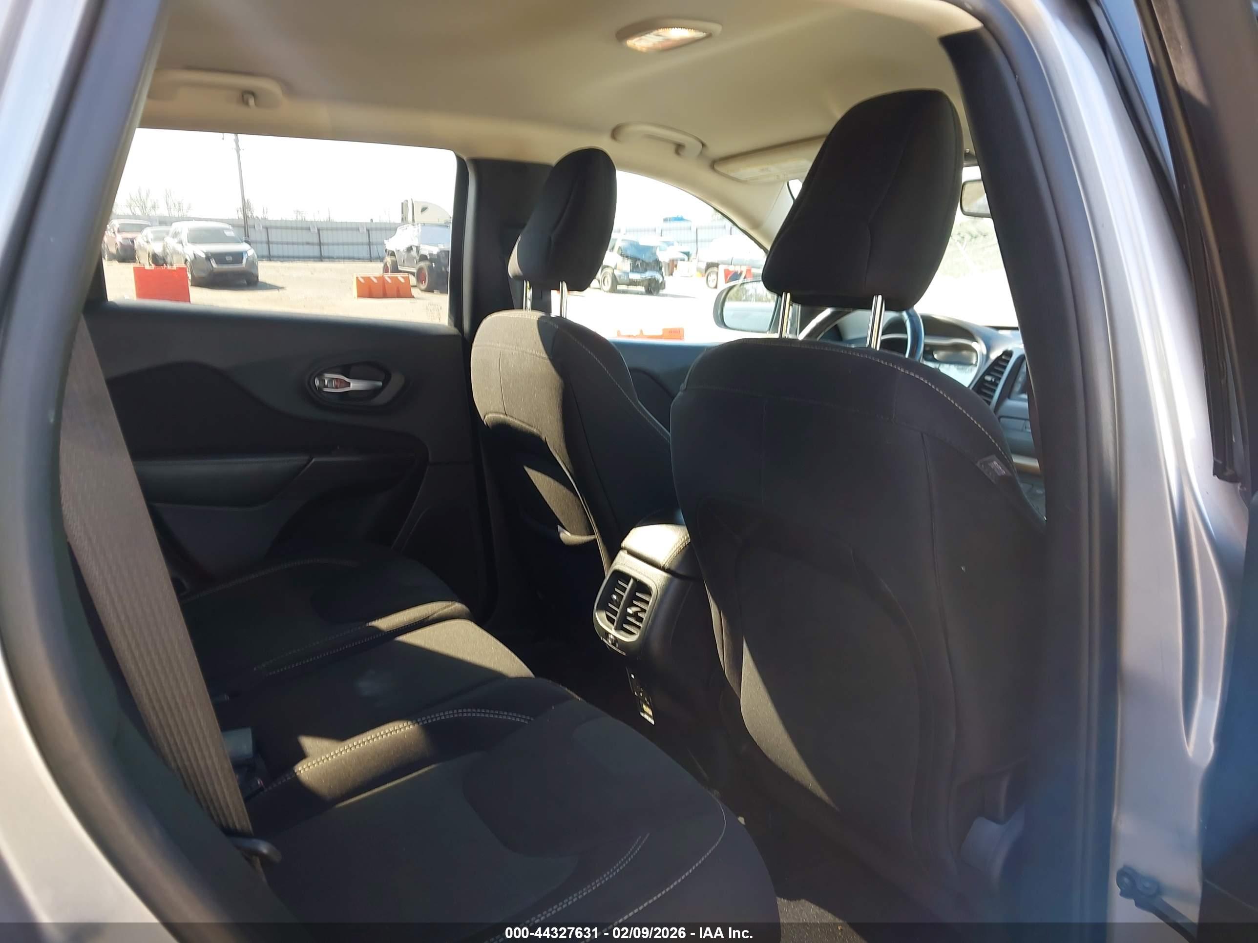 JEEP CHEROKEE image 8