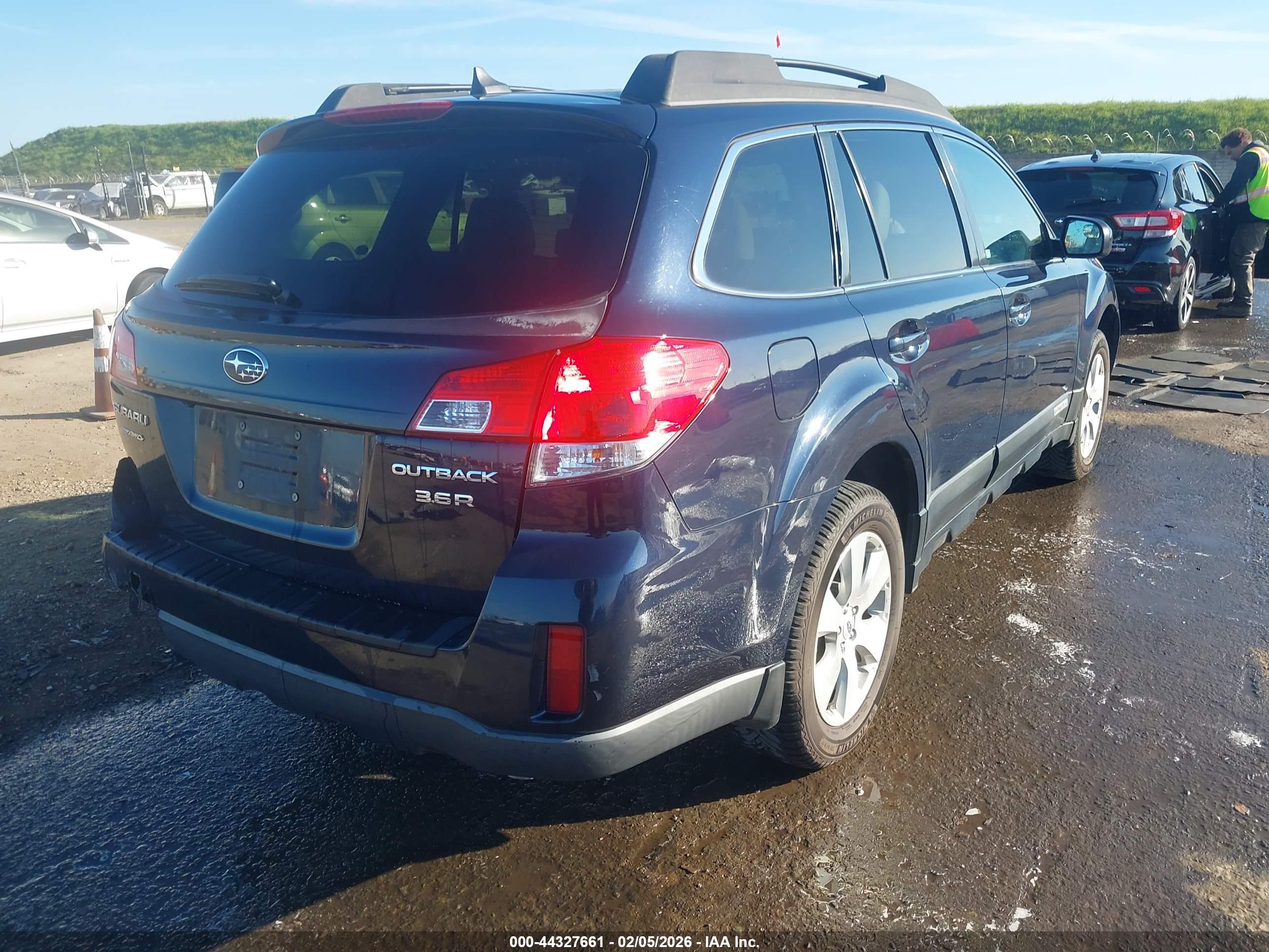 SUBARU OUTBACK image 4