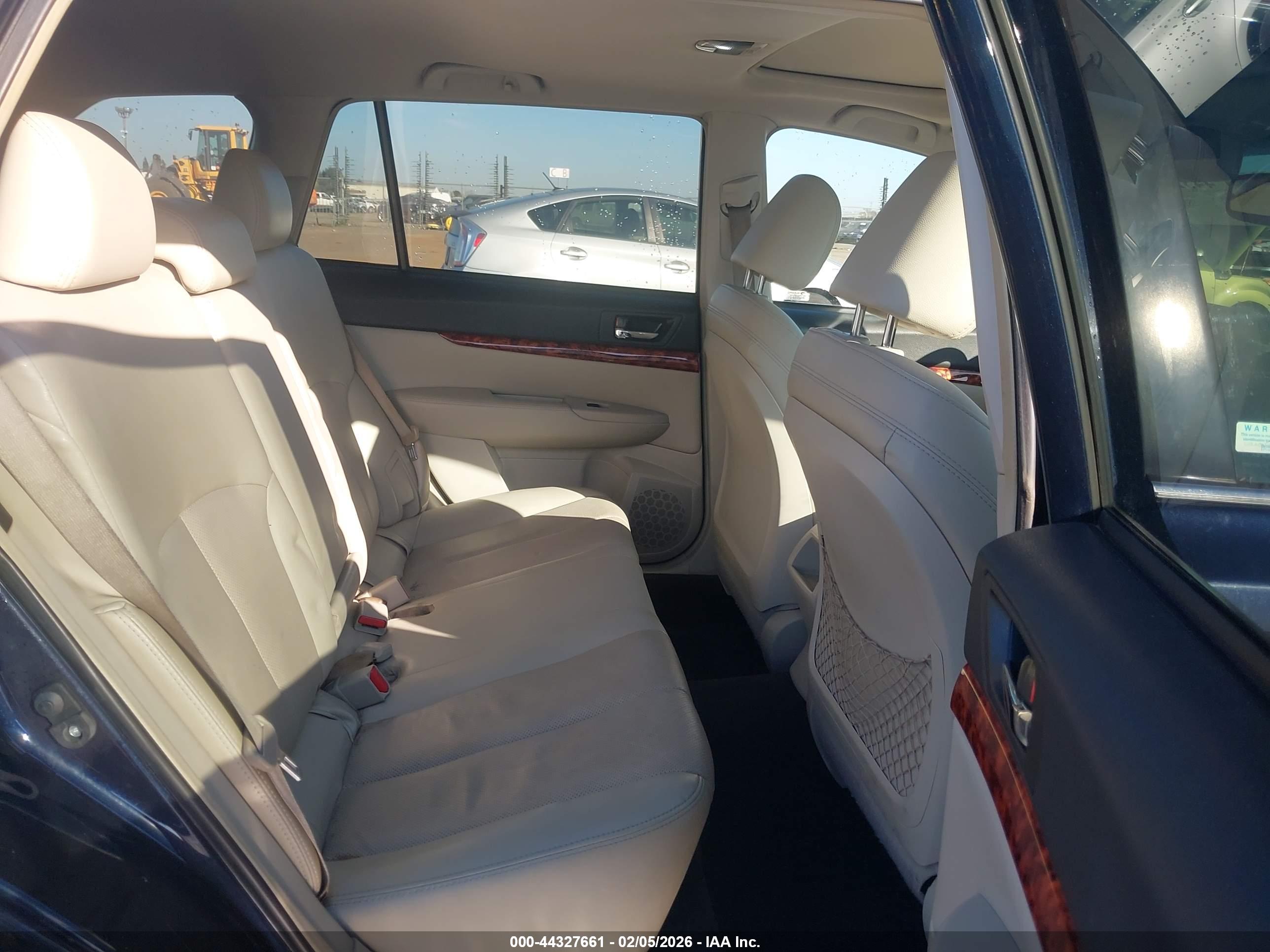 SUBARU OUTBACK image 8