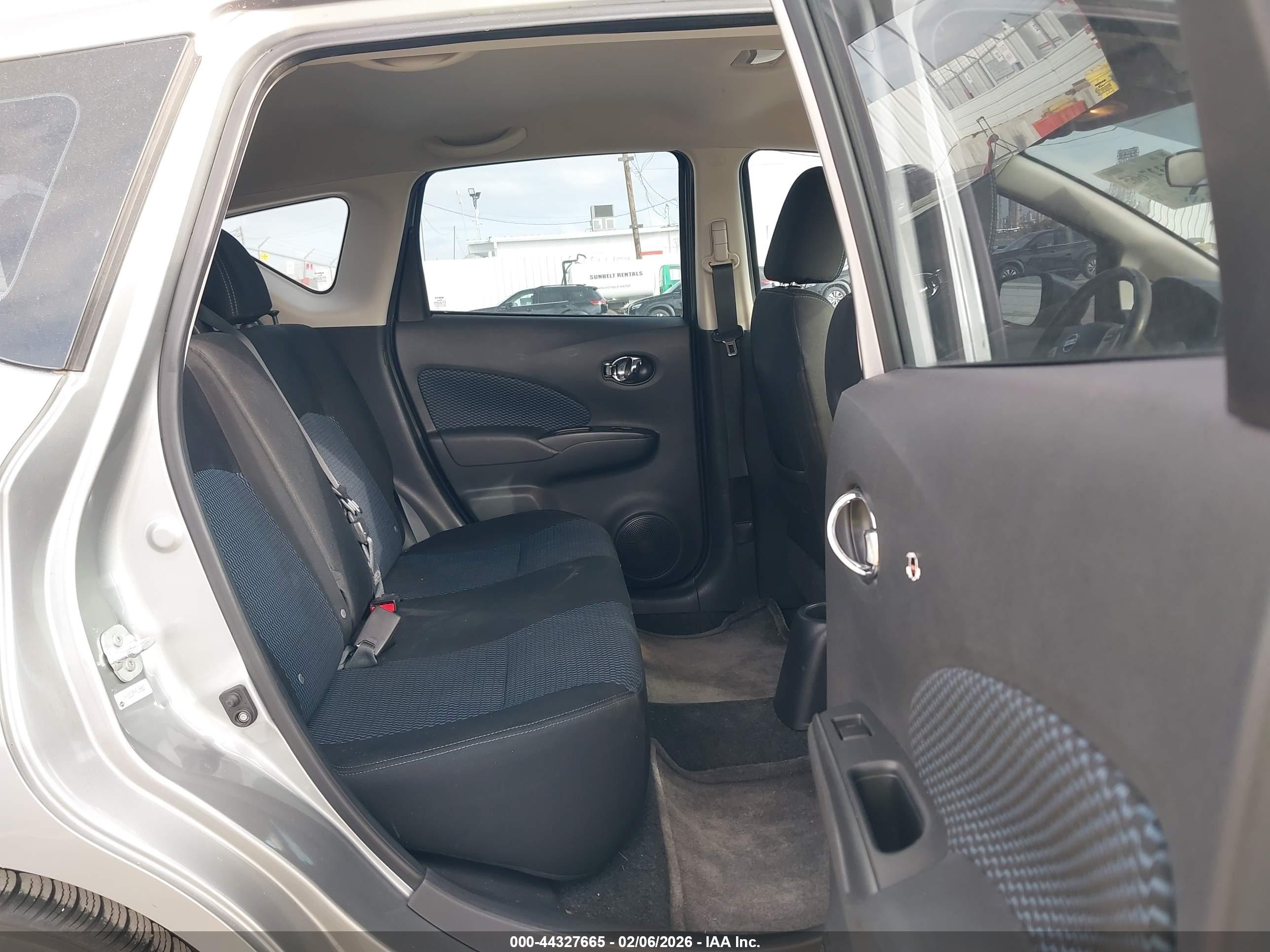 NISSAN VERSA image 8