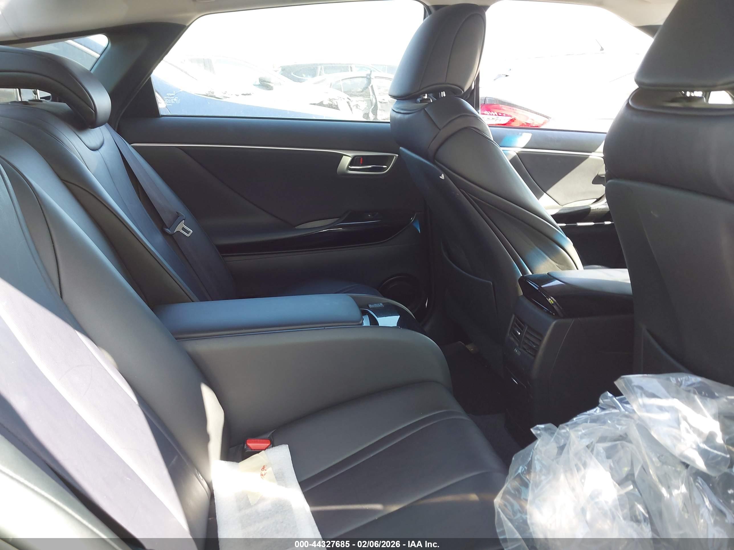 TOYOTA MIRAI image 8