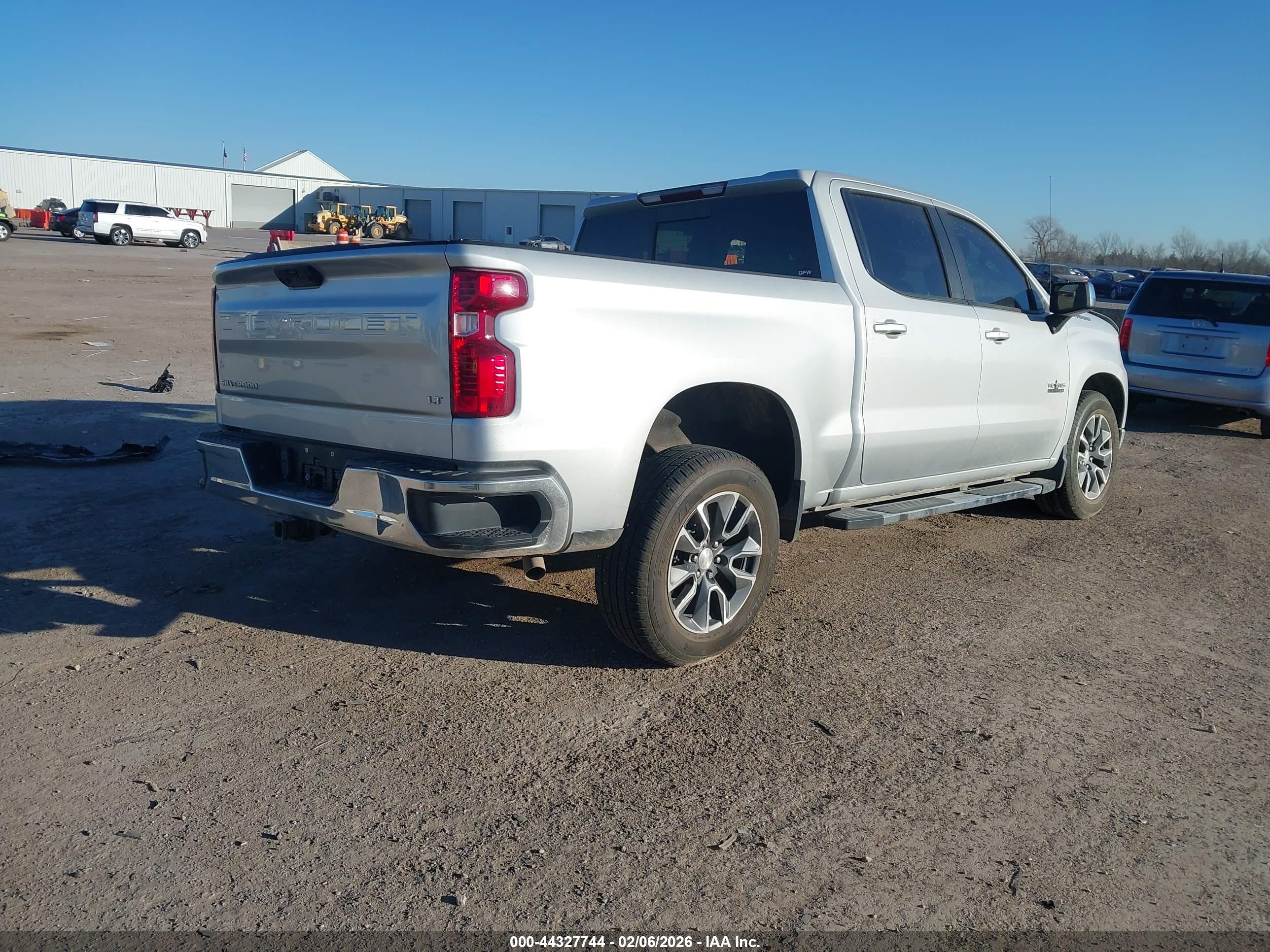 CHEVROLET SILVERADO image 4