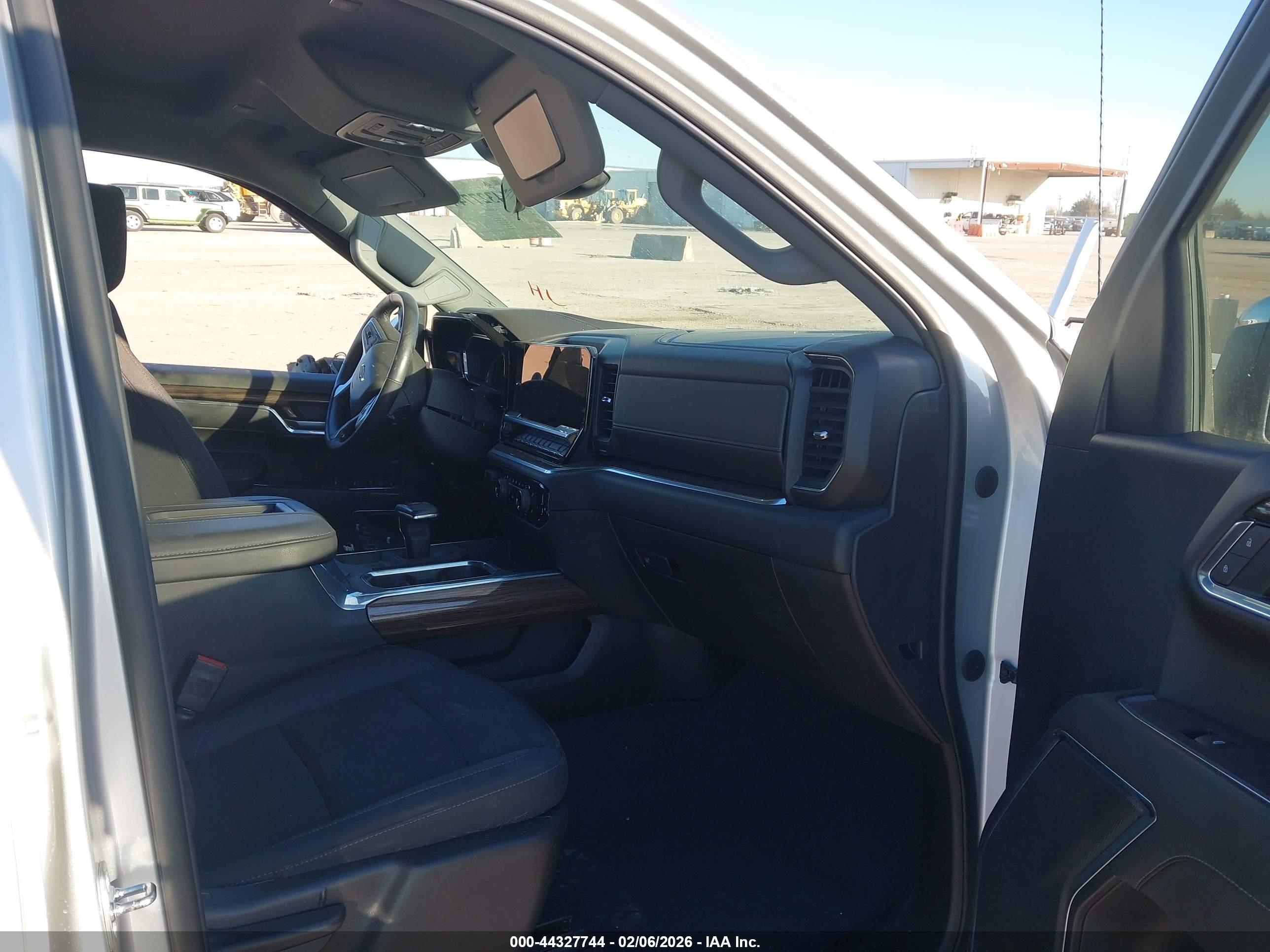 CHEVROLET SILVERADO image 5