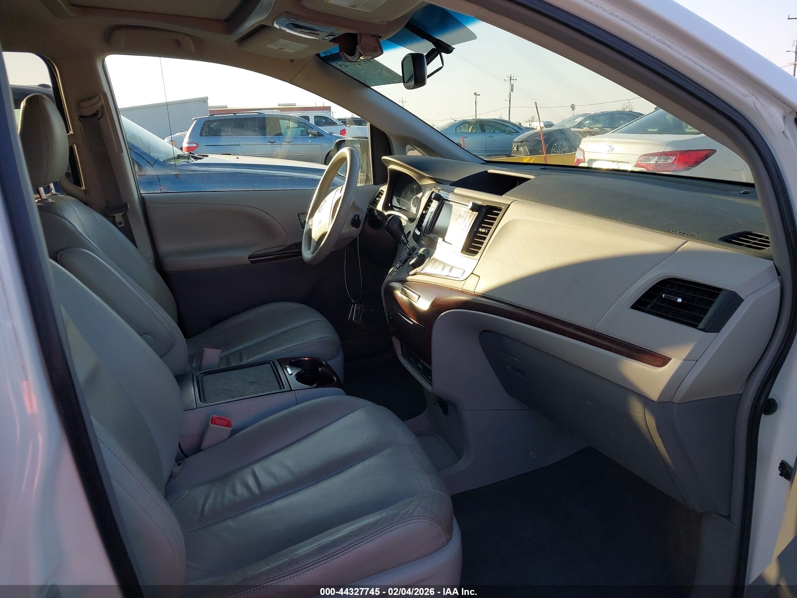 TOYOTA SIENNA image 5