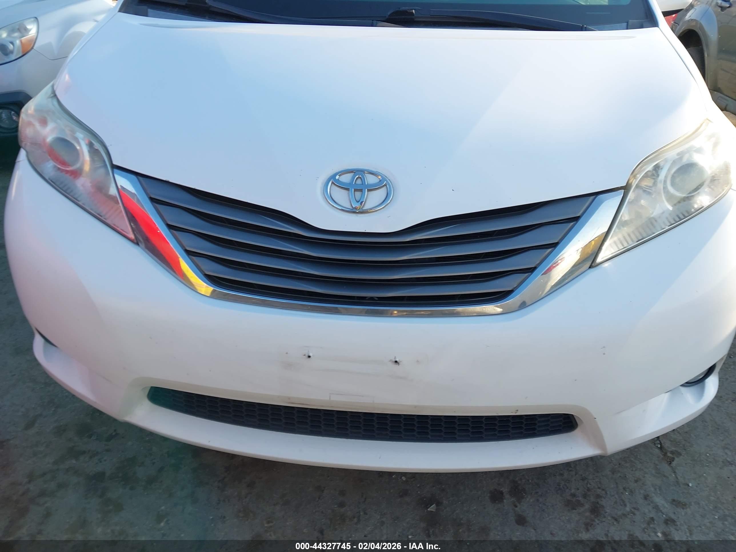 TOYOTA SIENNA image 6