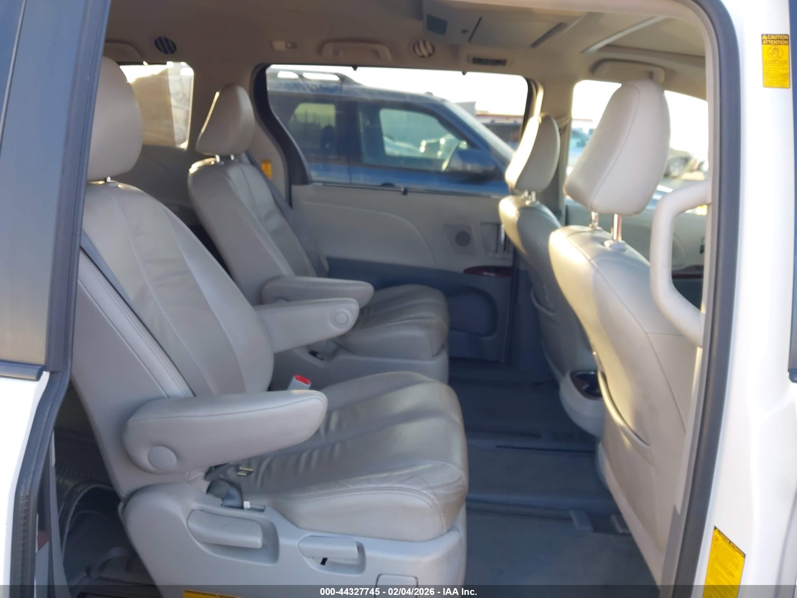 TOYOTA SIENNA image 8