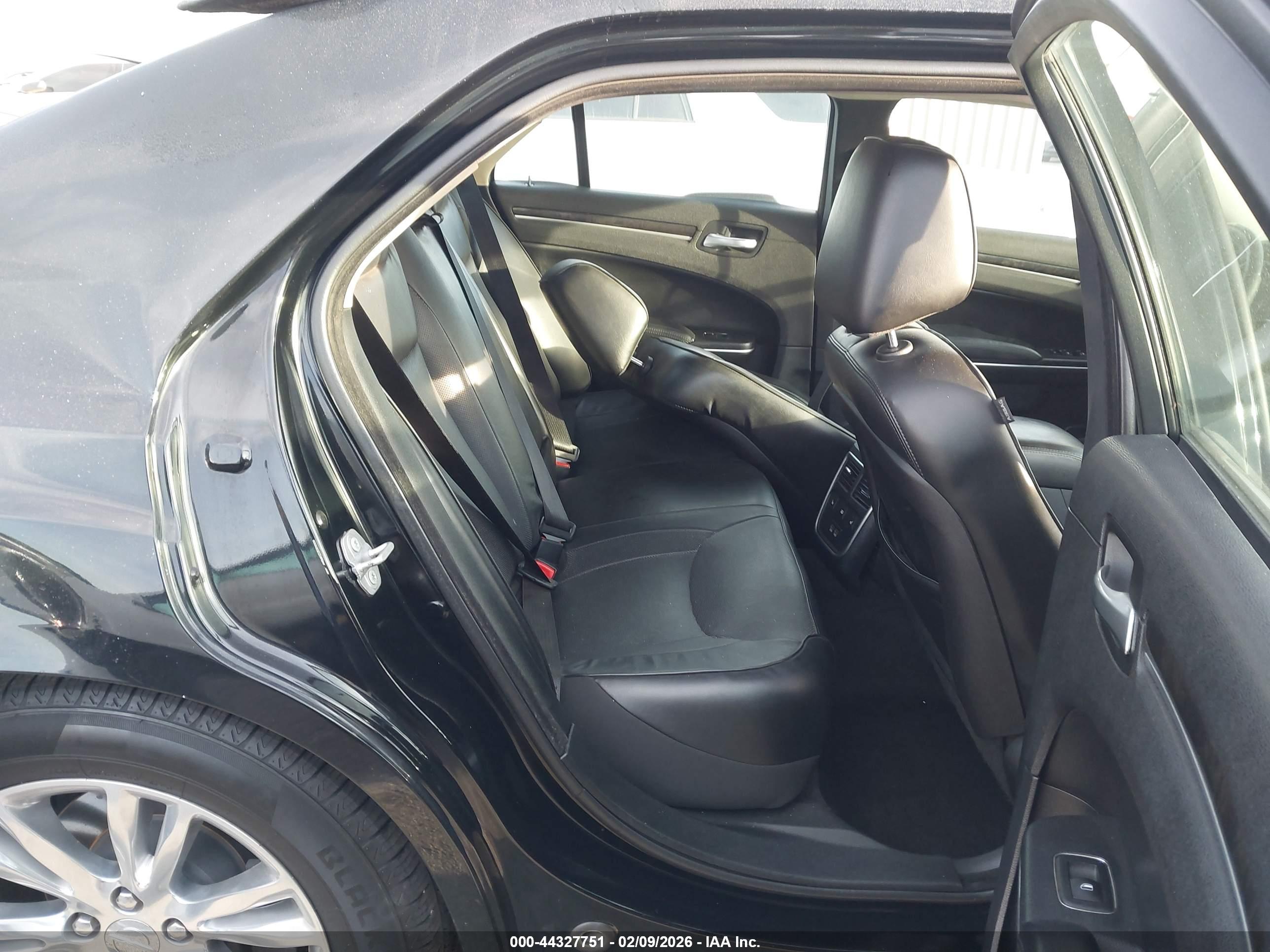 CHRYSLER 300C image 8