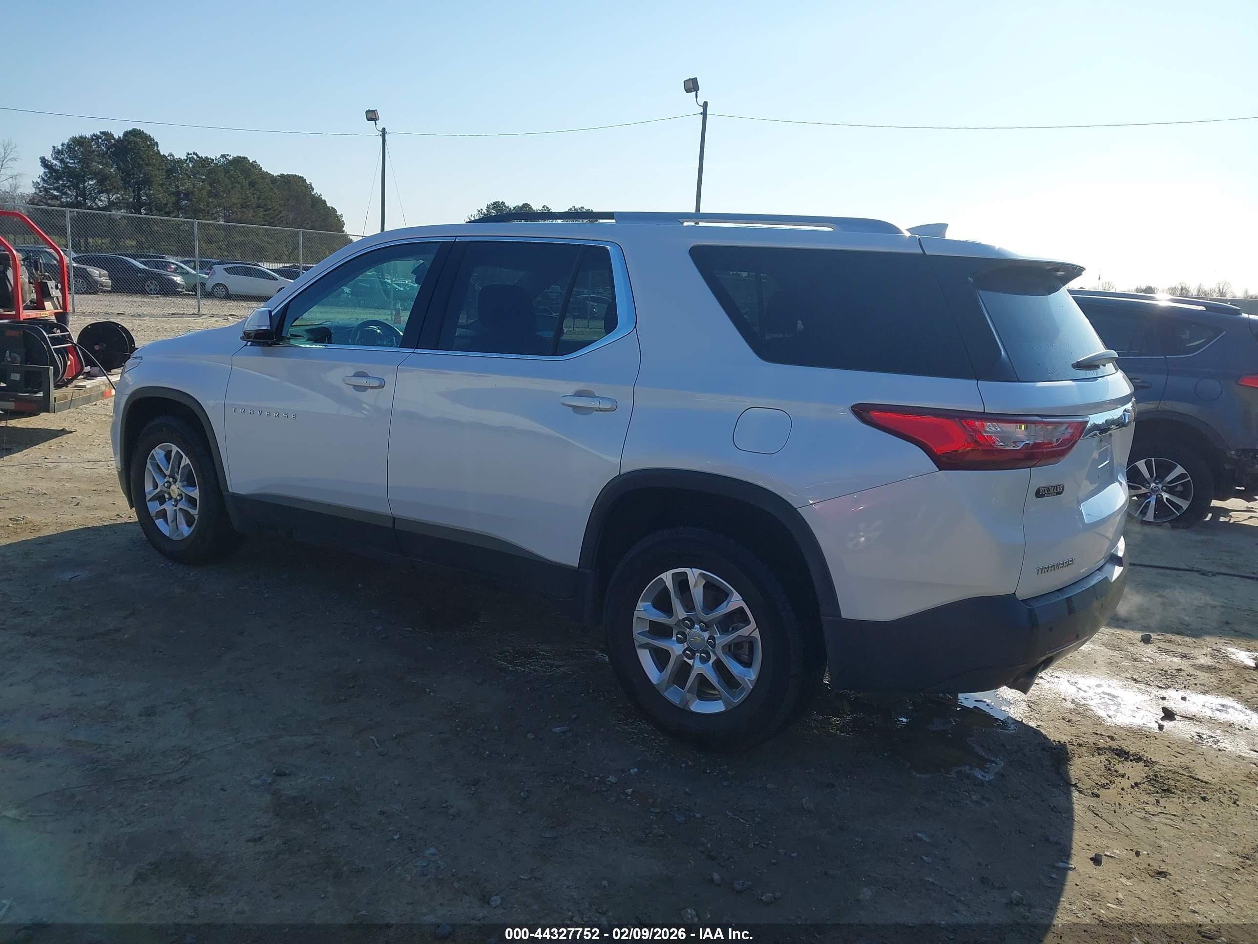 CHEVROLET TRAVERSE image 3