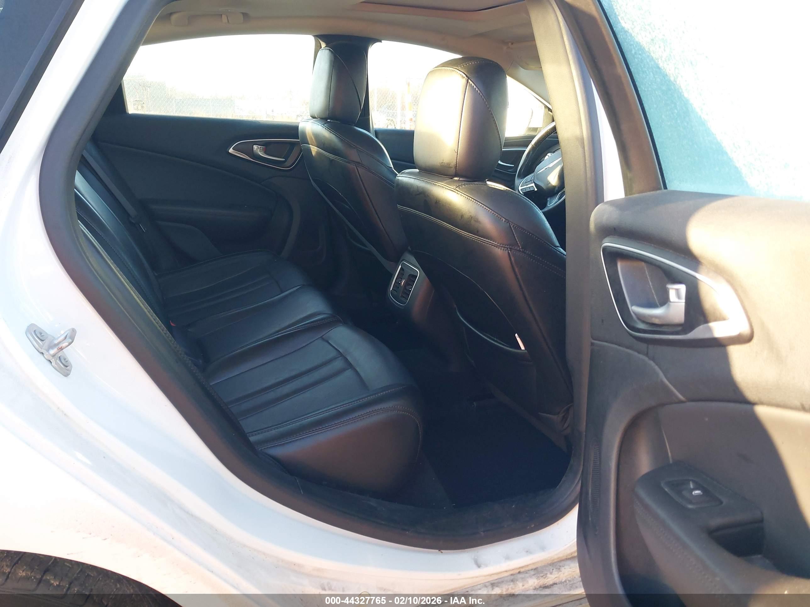 CHRYSLER 200 image 8