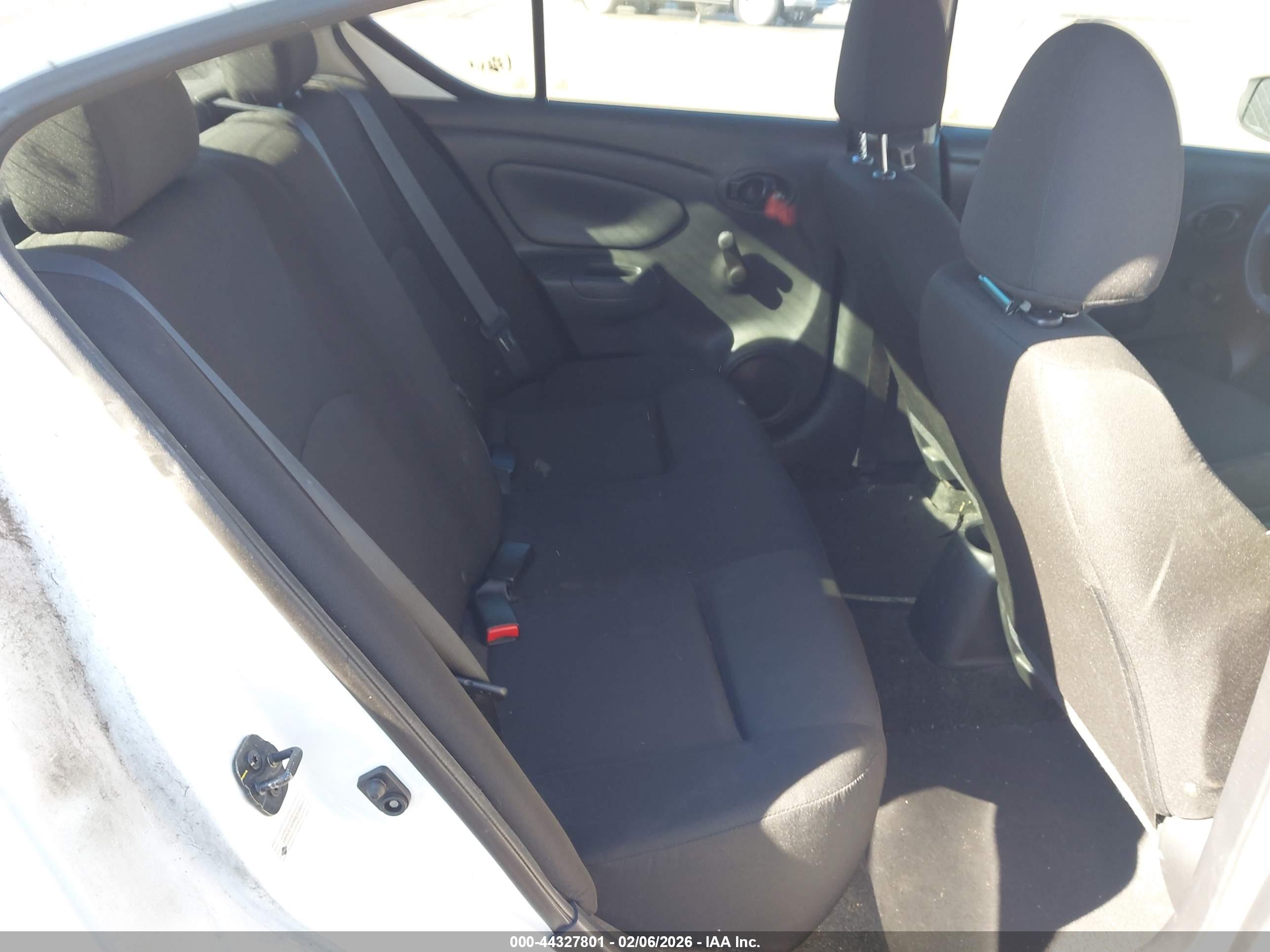NISSAN VERSA image 8