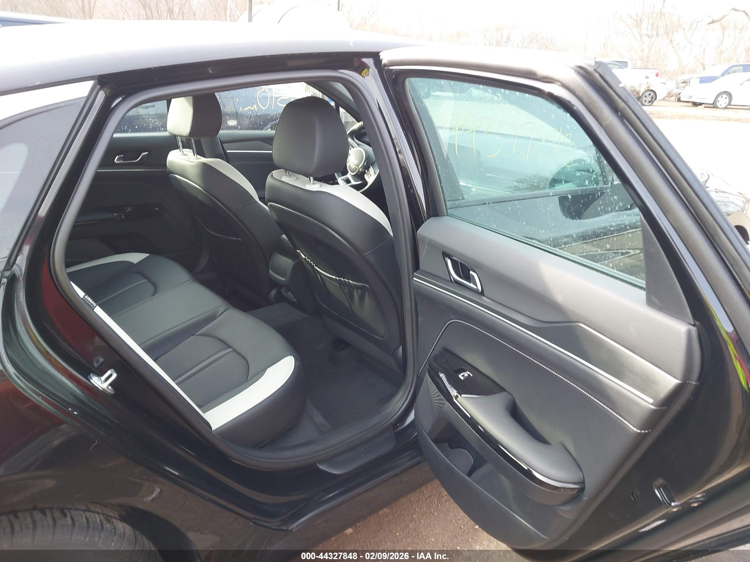 KIA K5 image 8