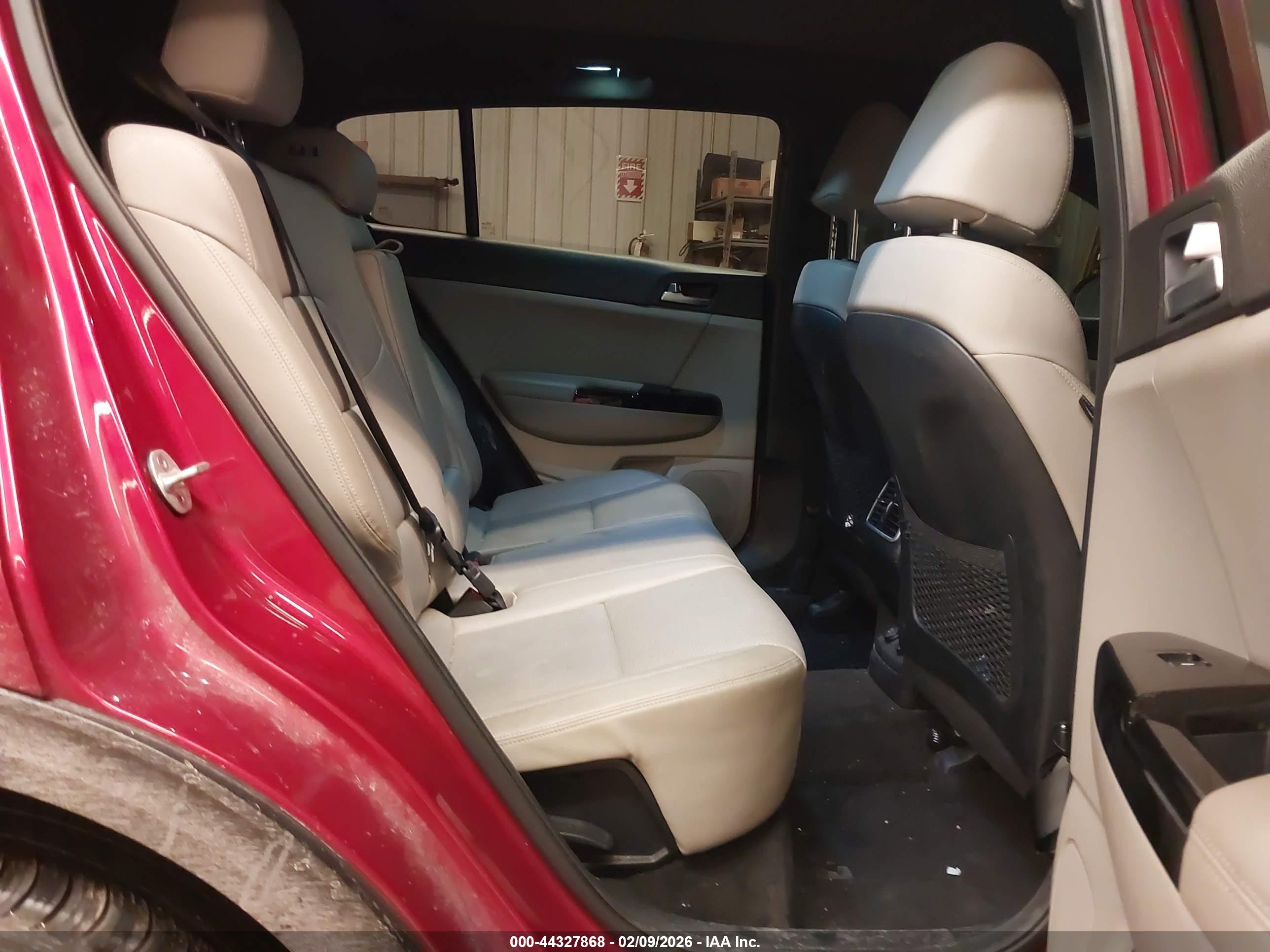 KIA SPORTAGE image 8