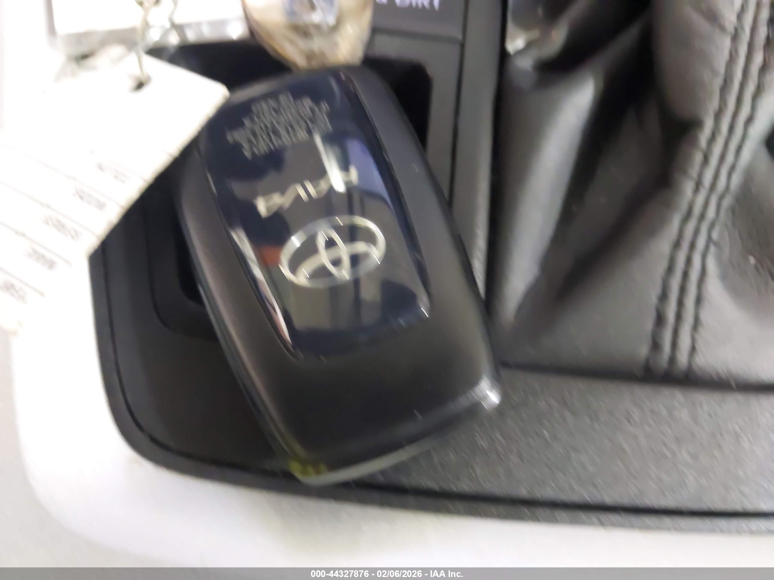 TOYOTA RAV4 image 11