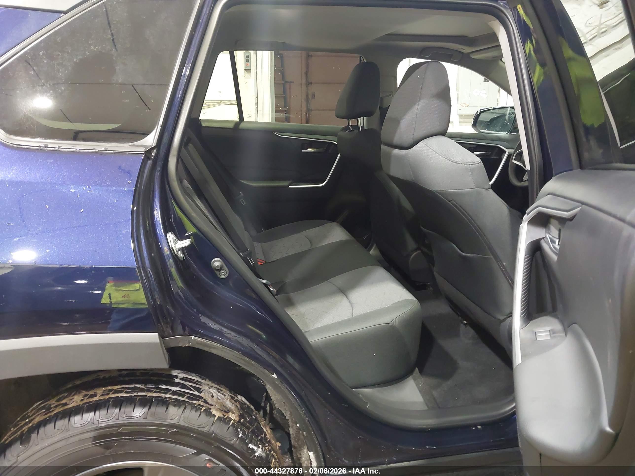 TOYOTA RAV4 image 8