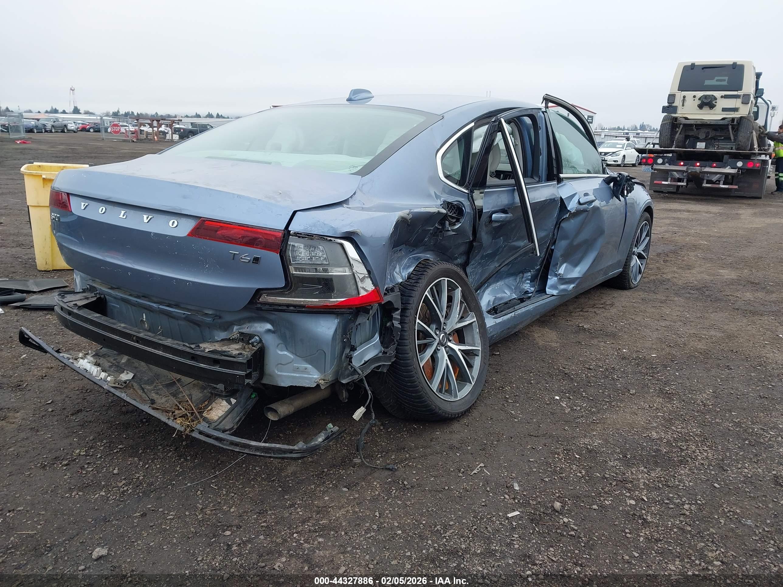 VOLVO S90 image 4