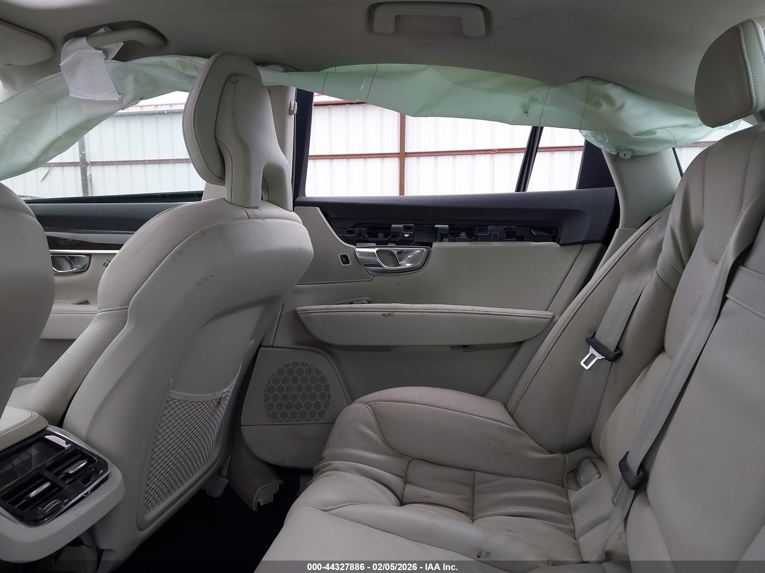 VOLVO S90 image 8