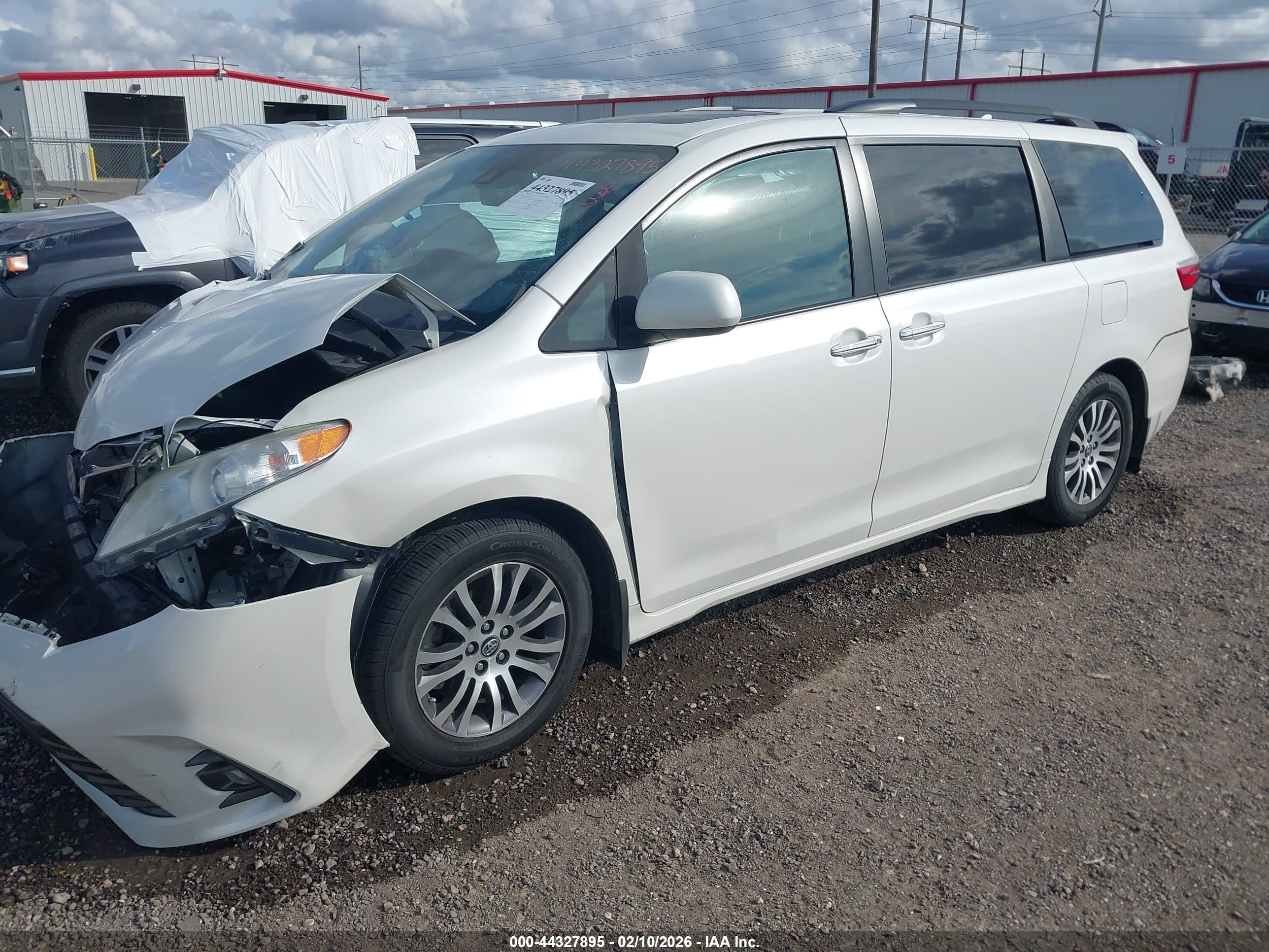 TOYOTA SIENNA image 2