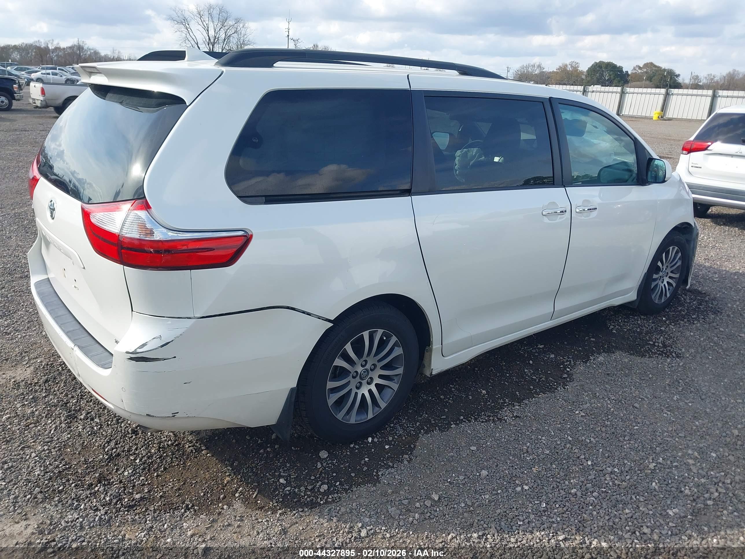 TOYOTA SIENNA image 4