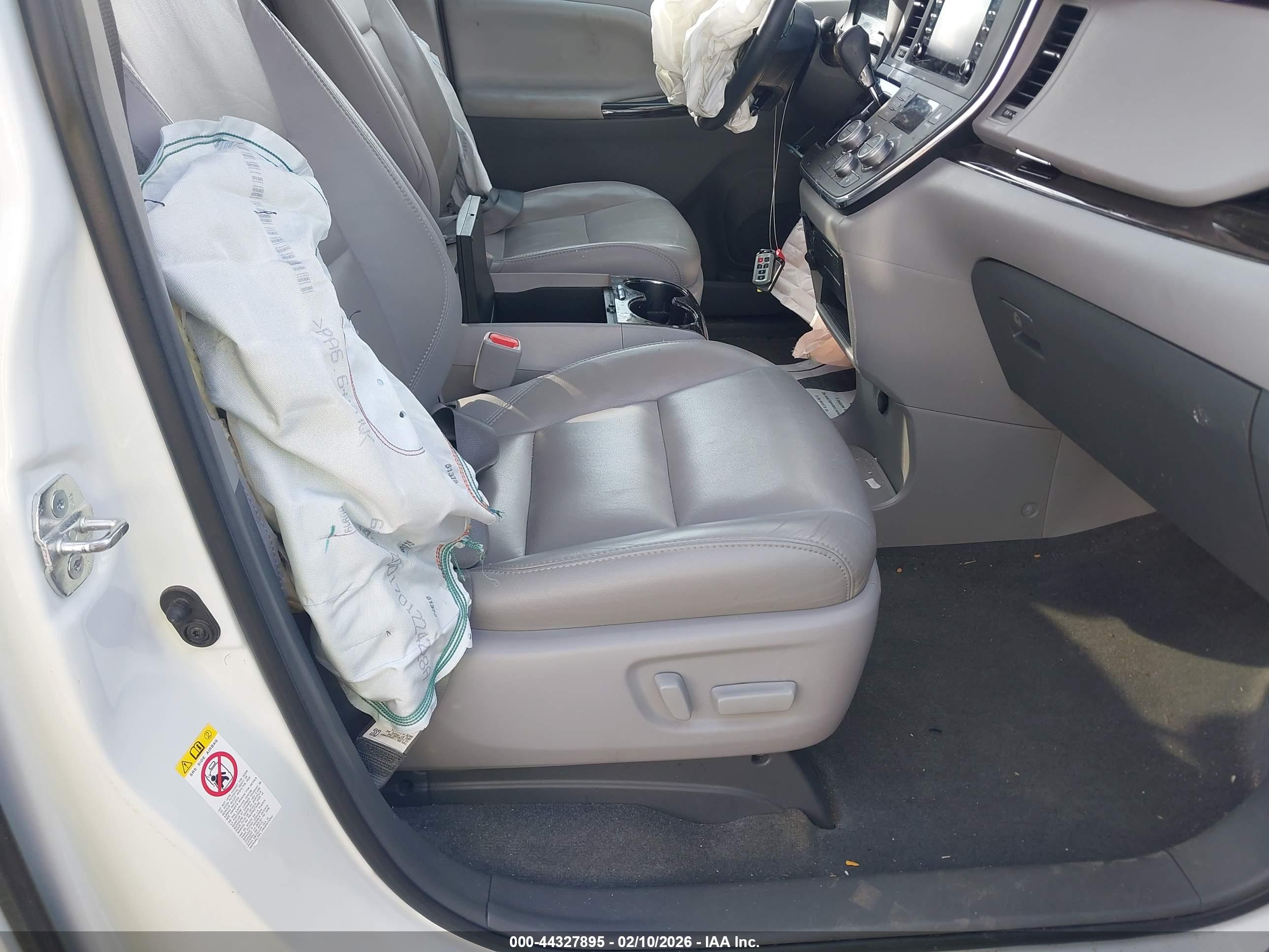 TOYOTA SIENNA image 5