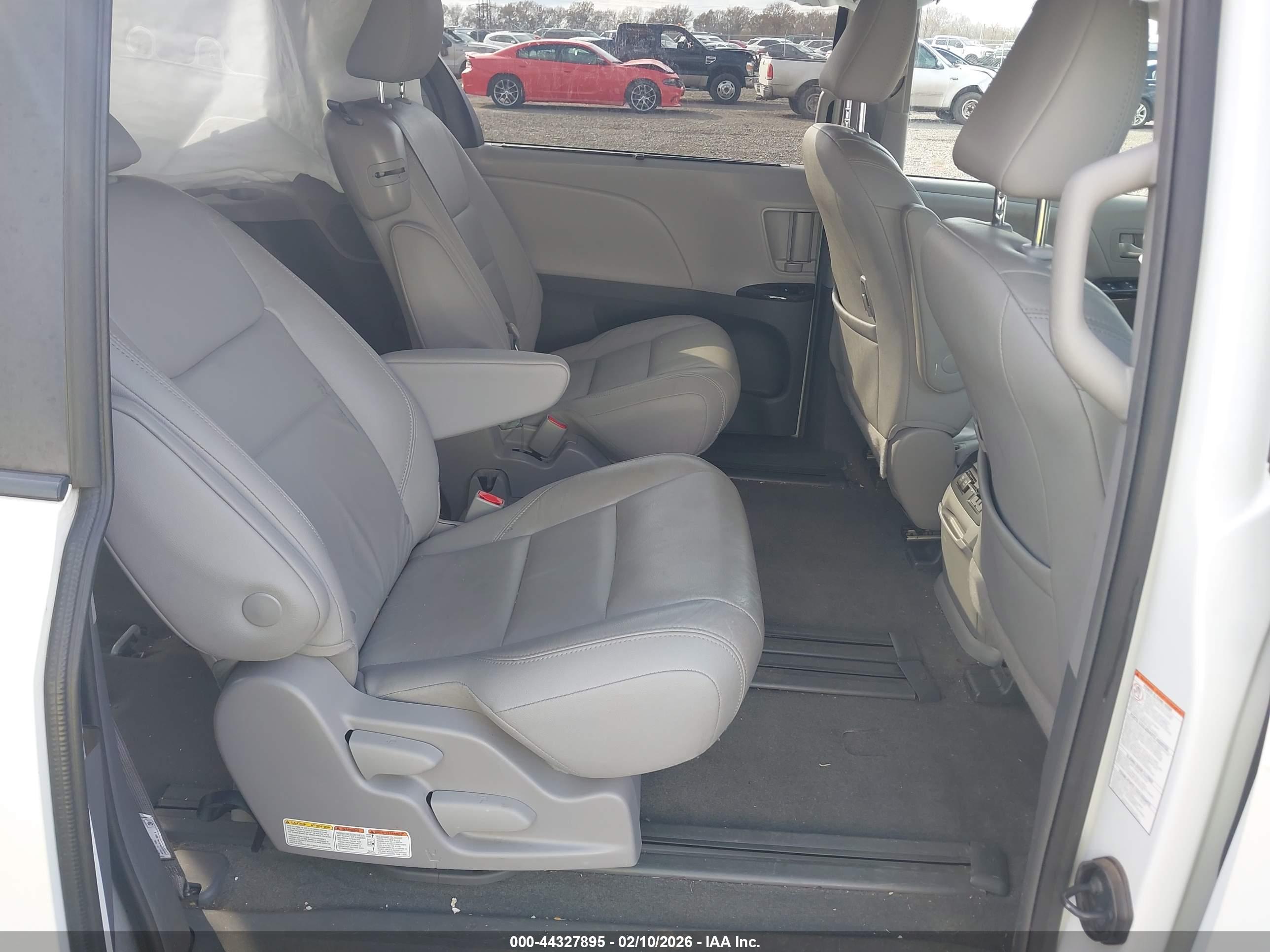 TOYOTA SIENNA image 8