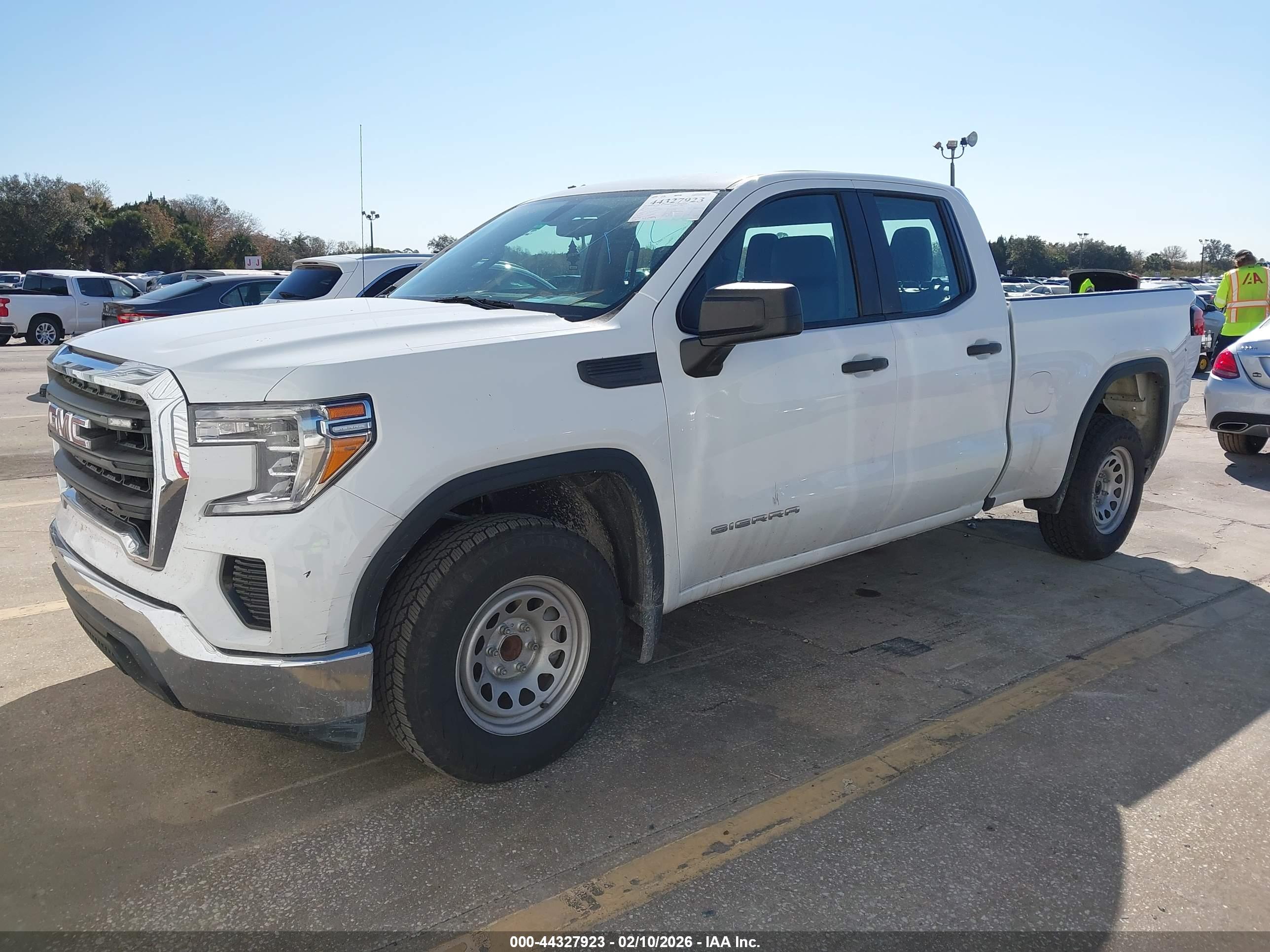 GMC SIERRA image 2