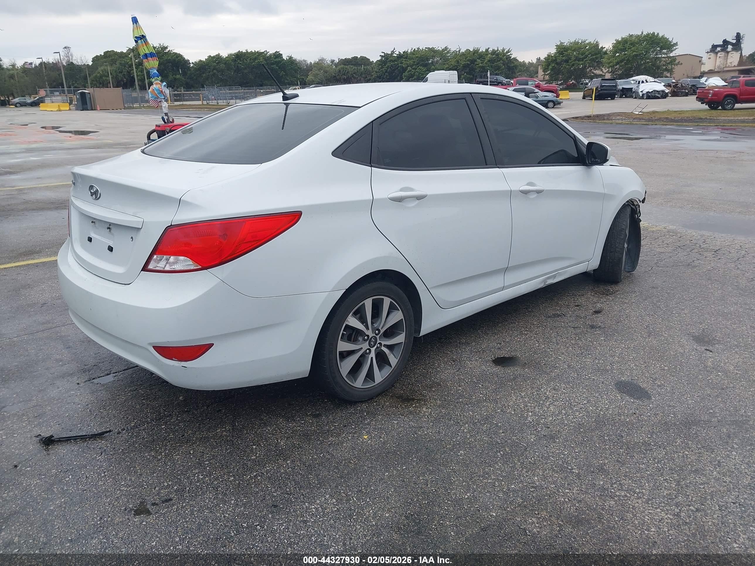 HYUNDAI ACCENT image 4