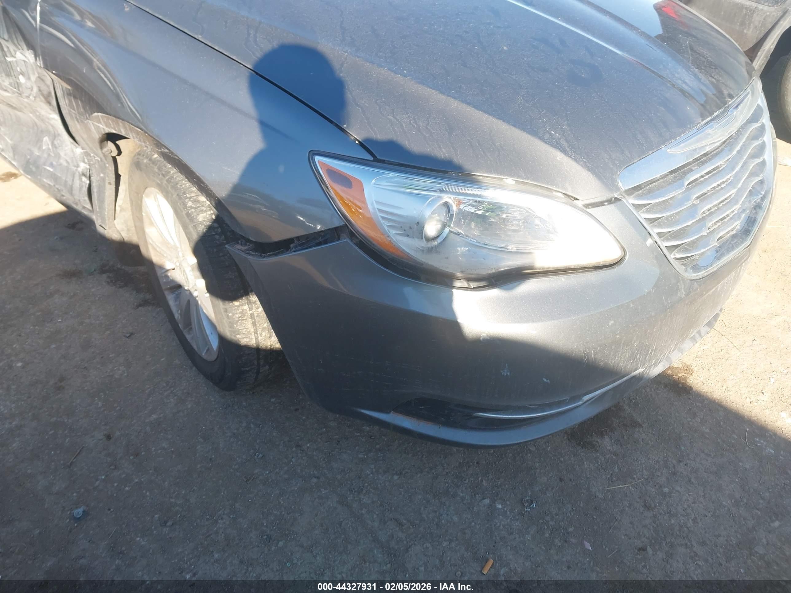 CHRYSLER 200 image 6