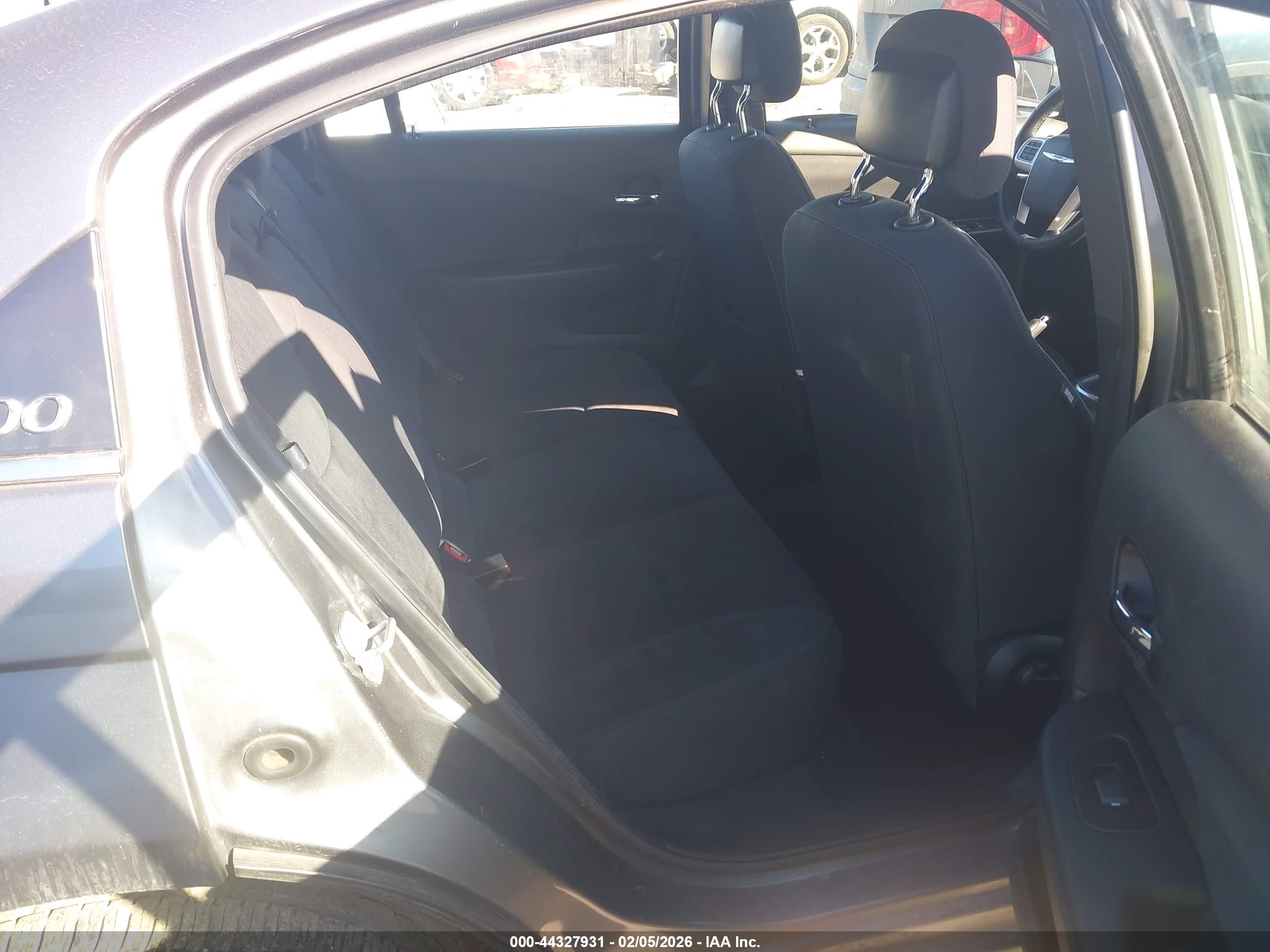CHRYSLER 200 image 8