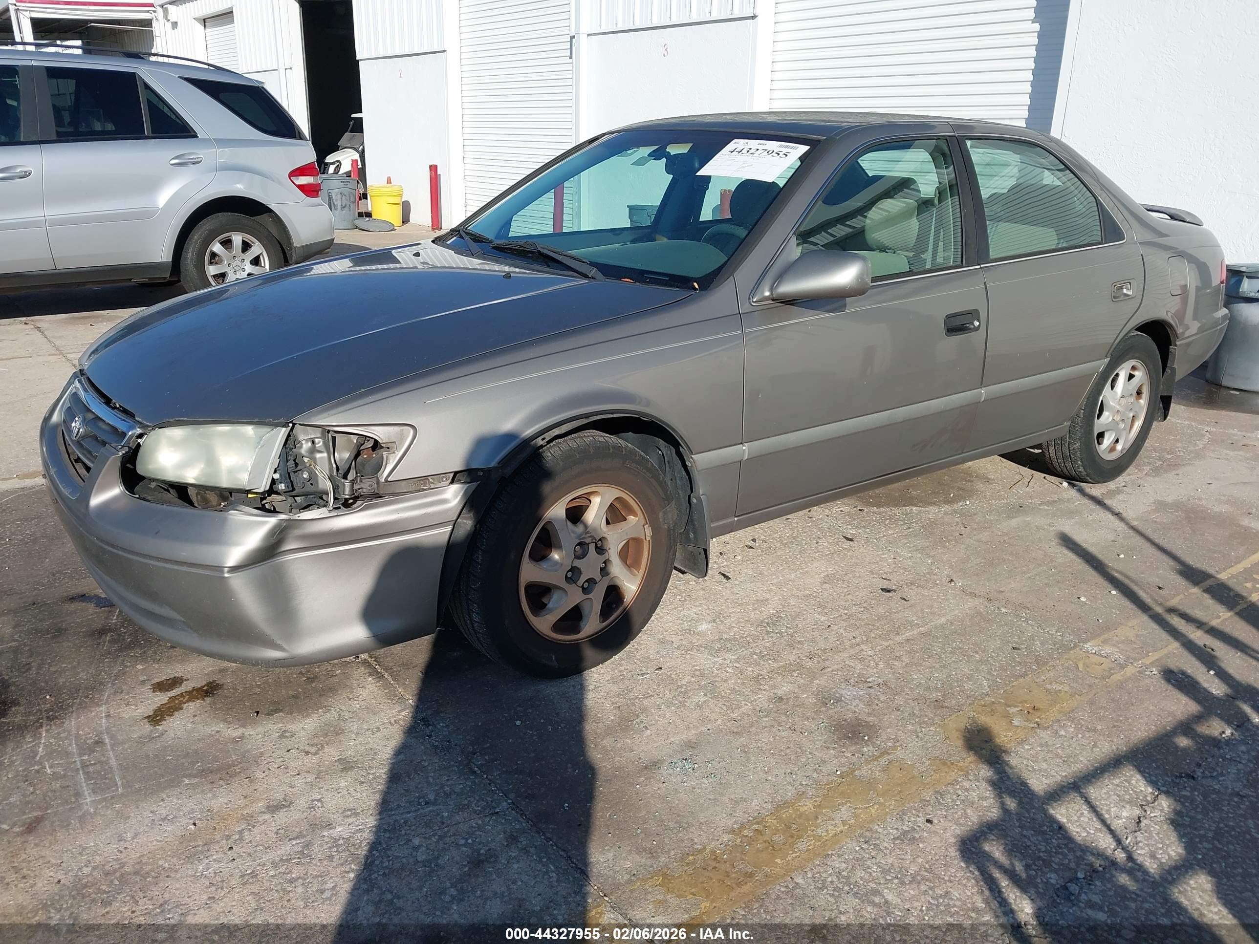 TOYOTA CAMRY image 2