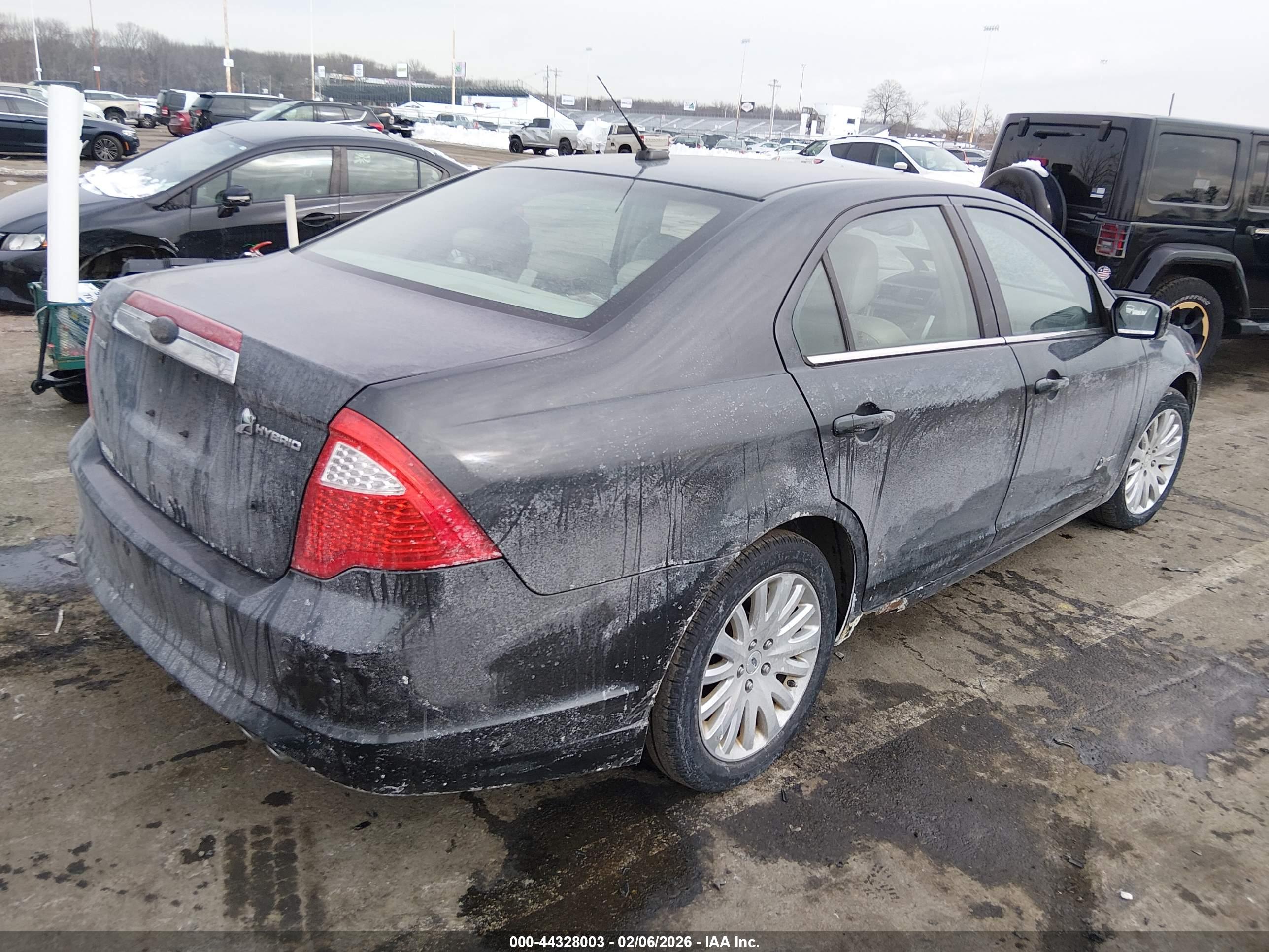 FORD FUSION image 4