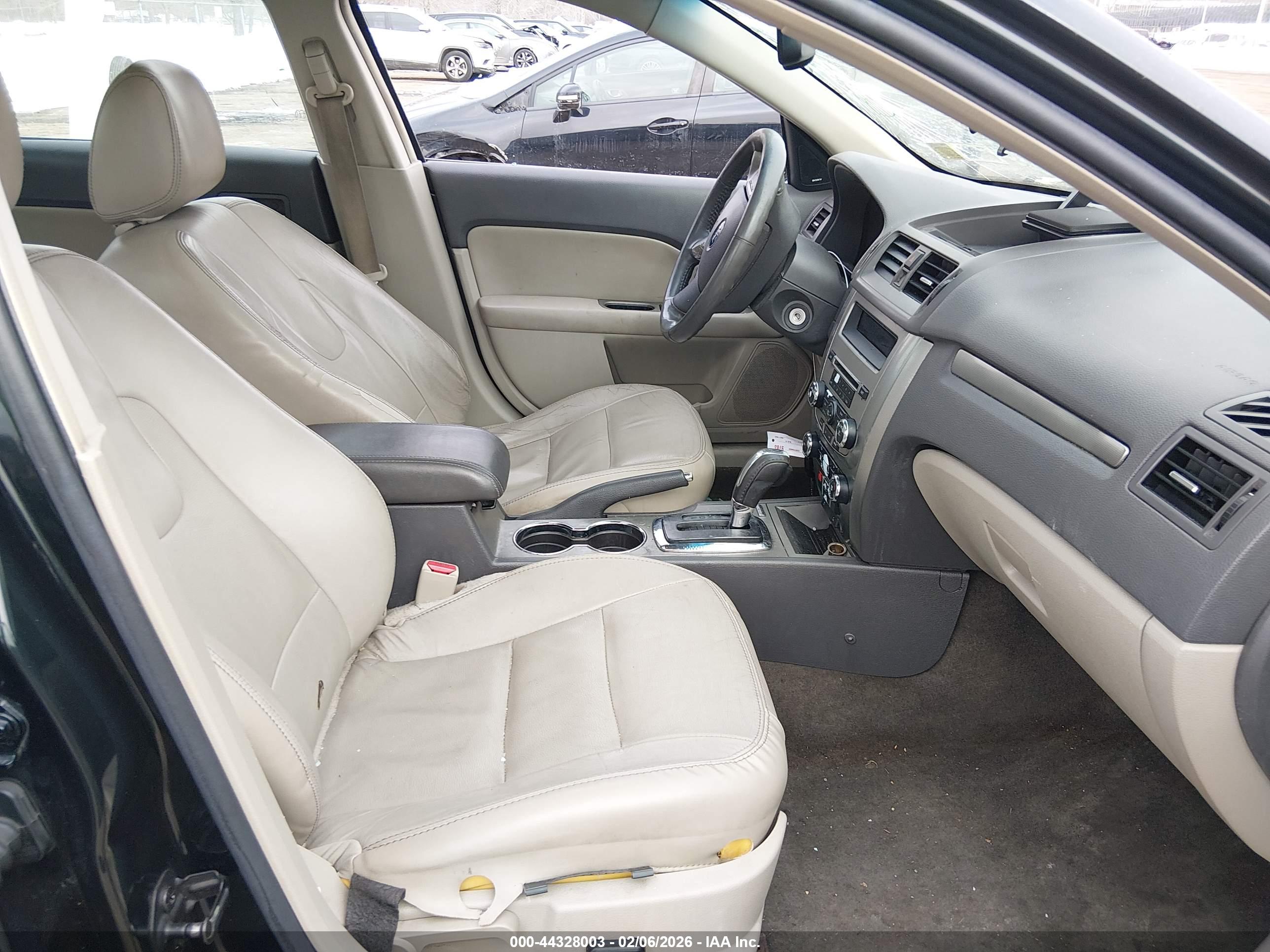FORD FUSION image 5