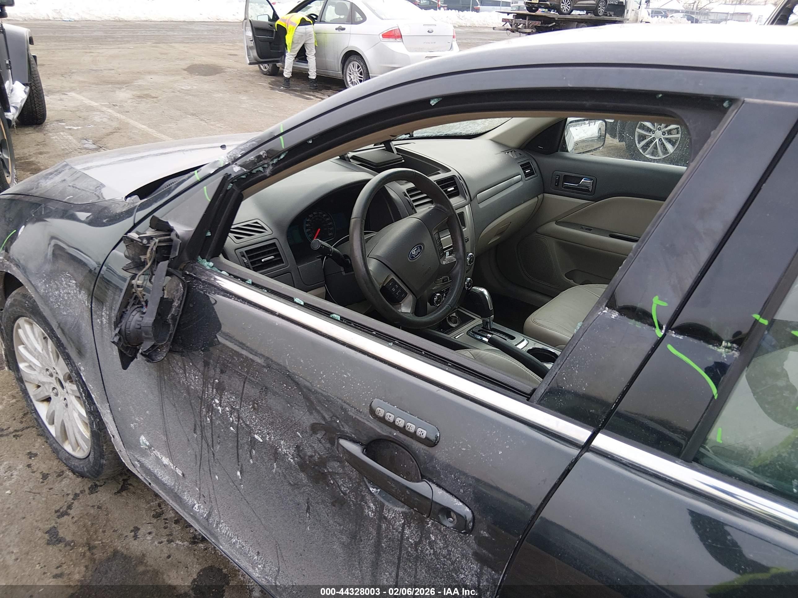 FORD FUSION image 6