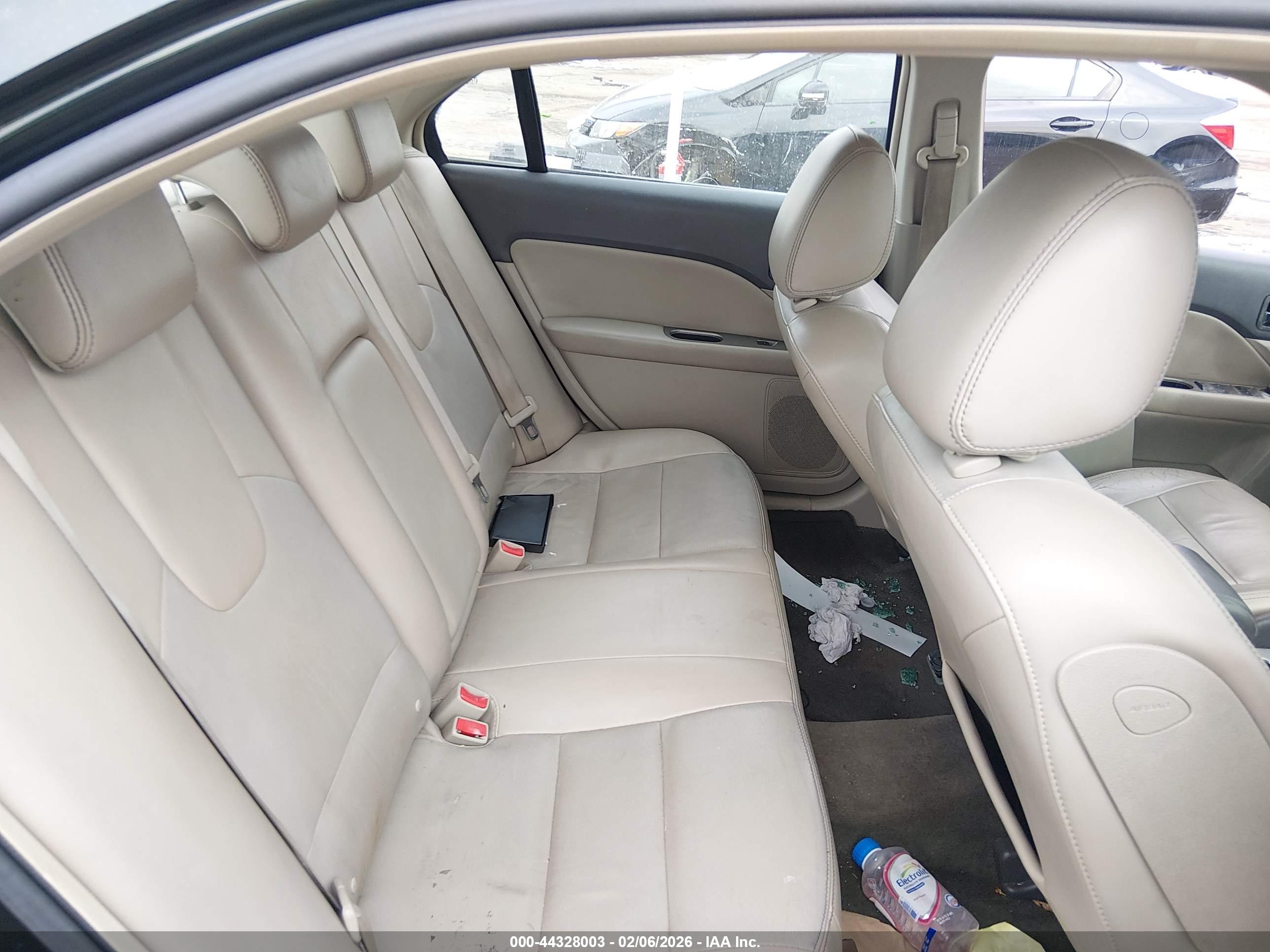 FORD FUSION image 8
