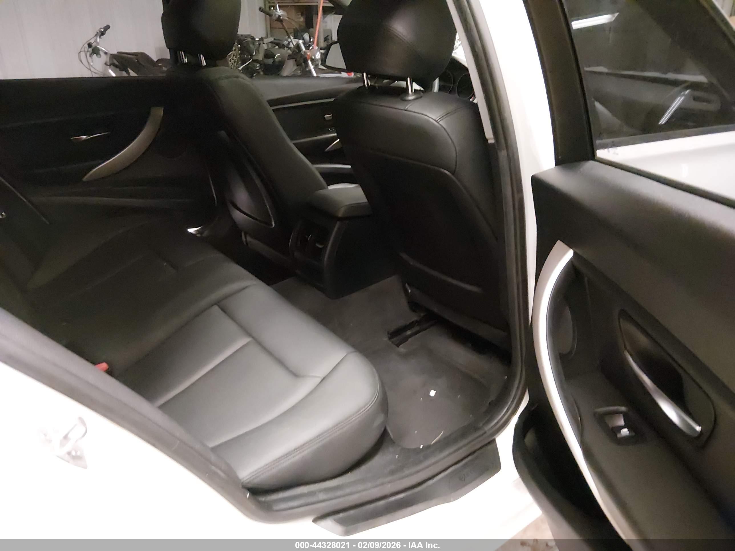 BMW 320I image 8