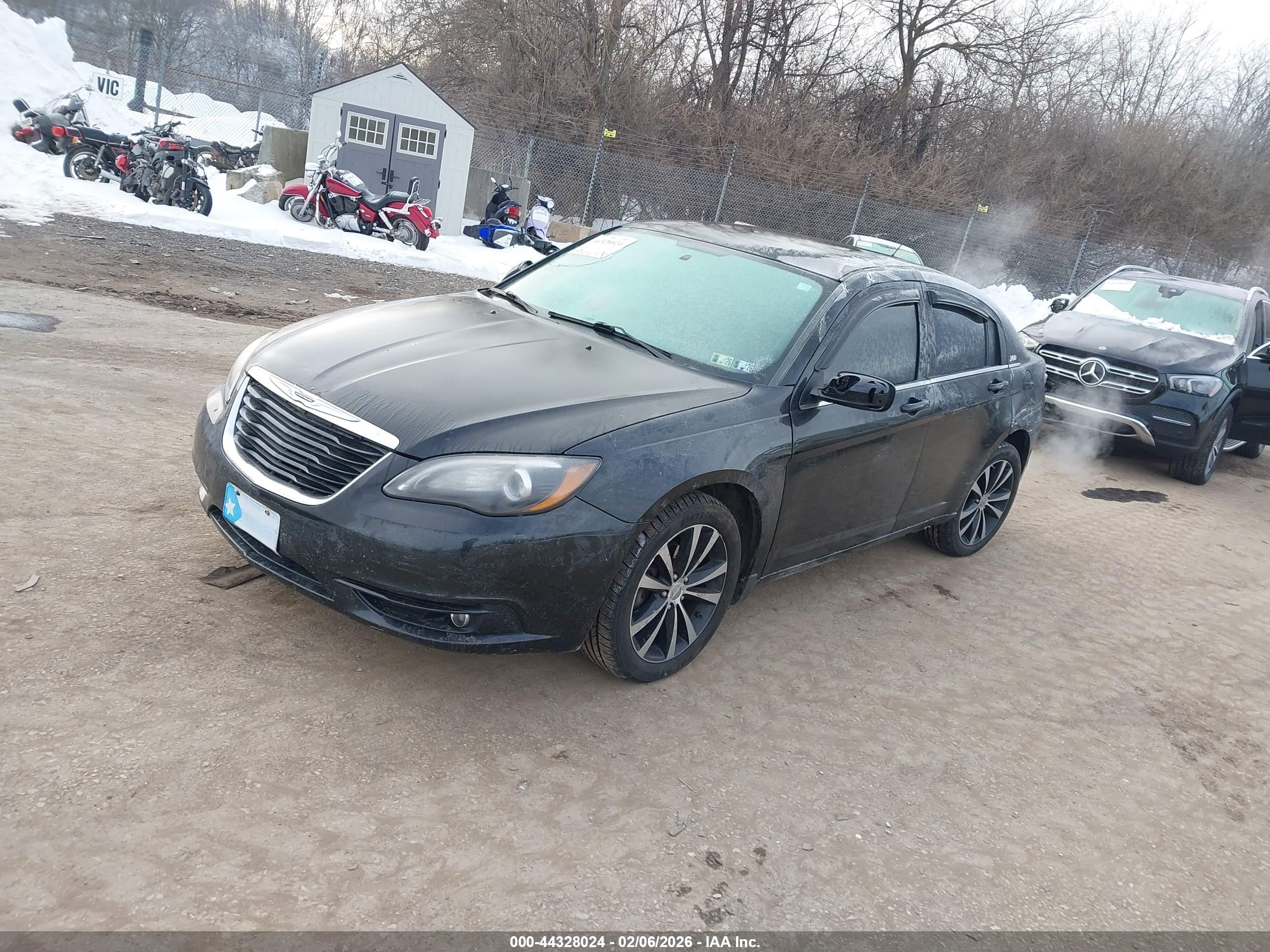 CHRYSLER 200 image 2