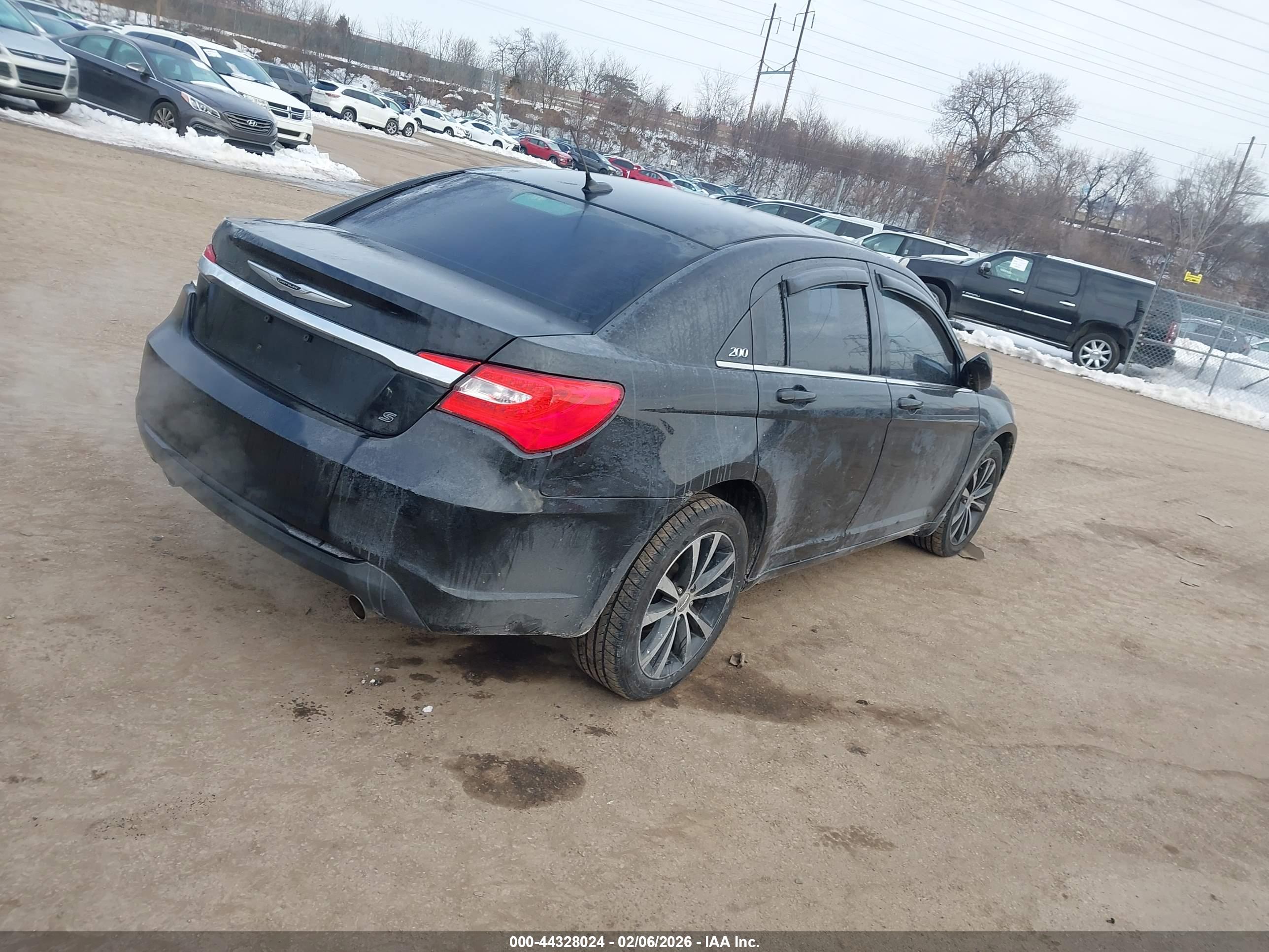 CHRYSLER 200 image 4