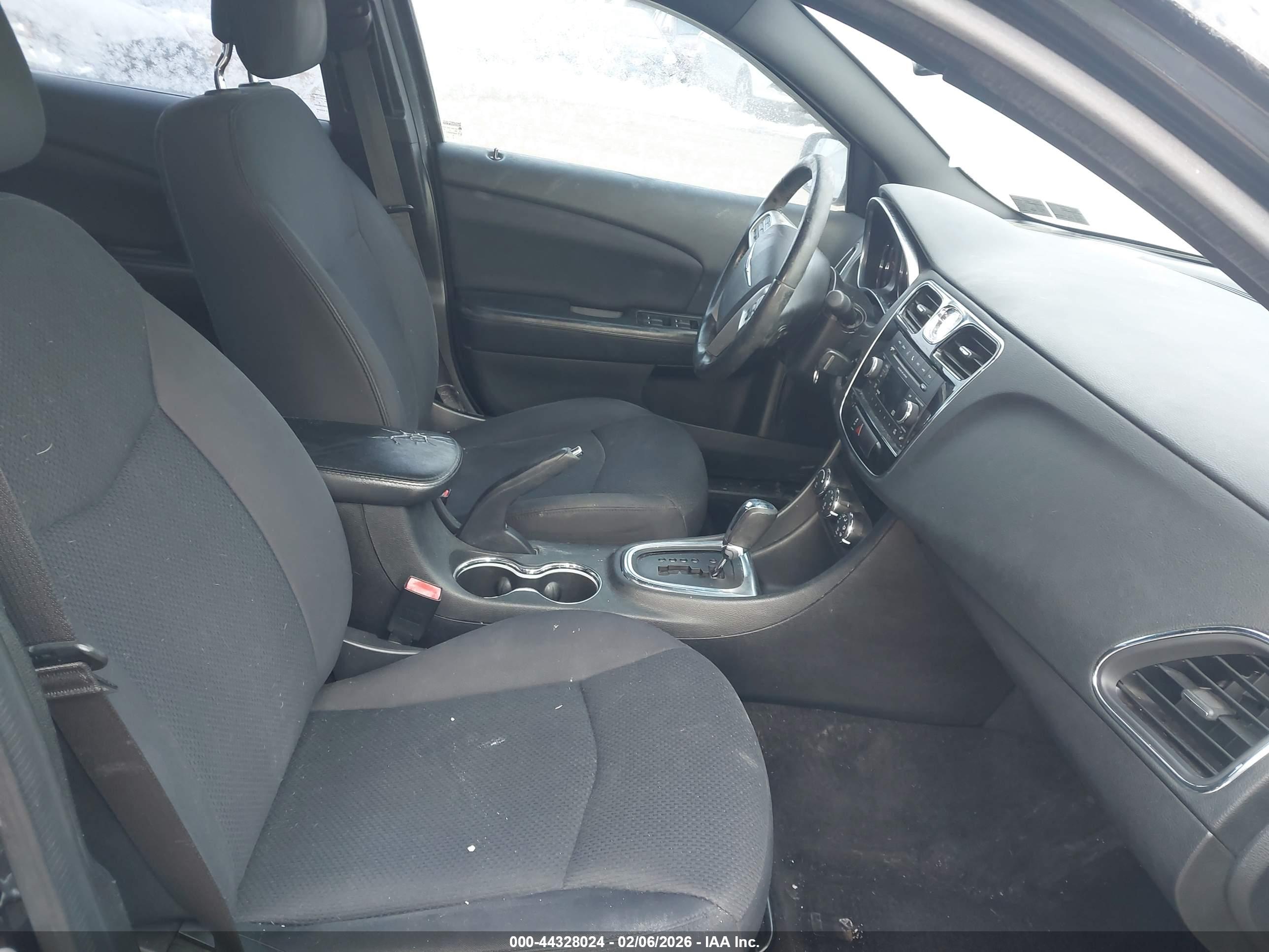 CHRYSLER 200 image 5