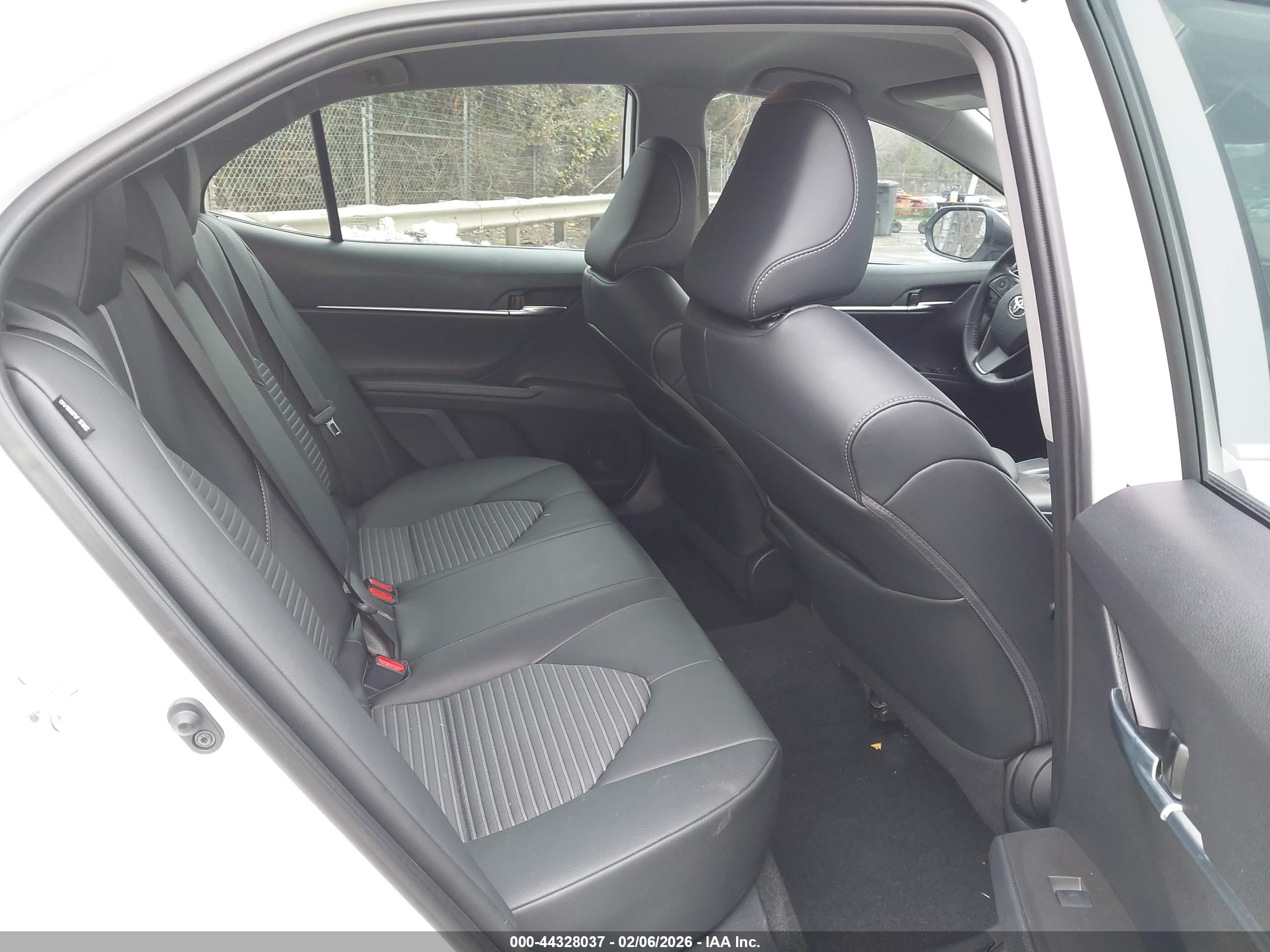TOYOTA CAMRY image 8