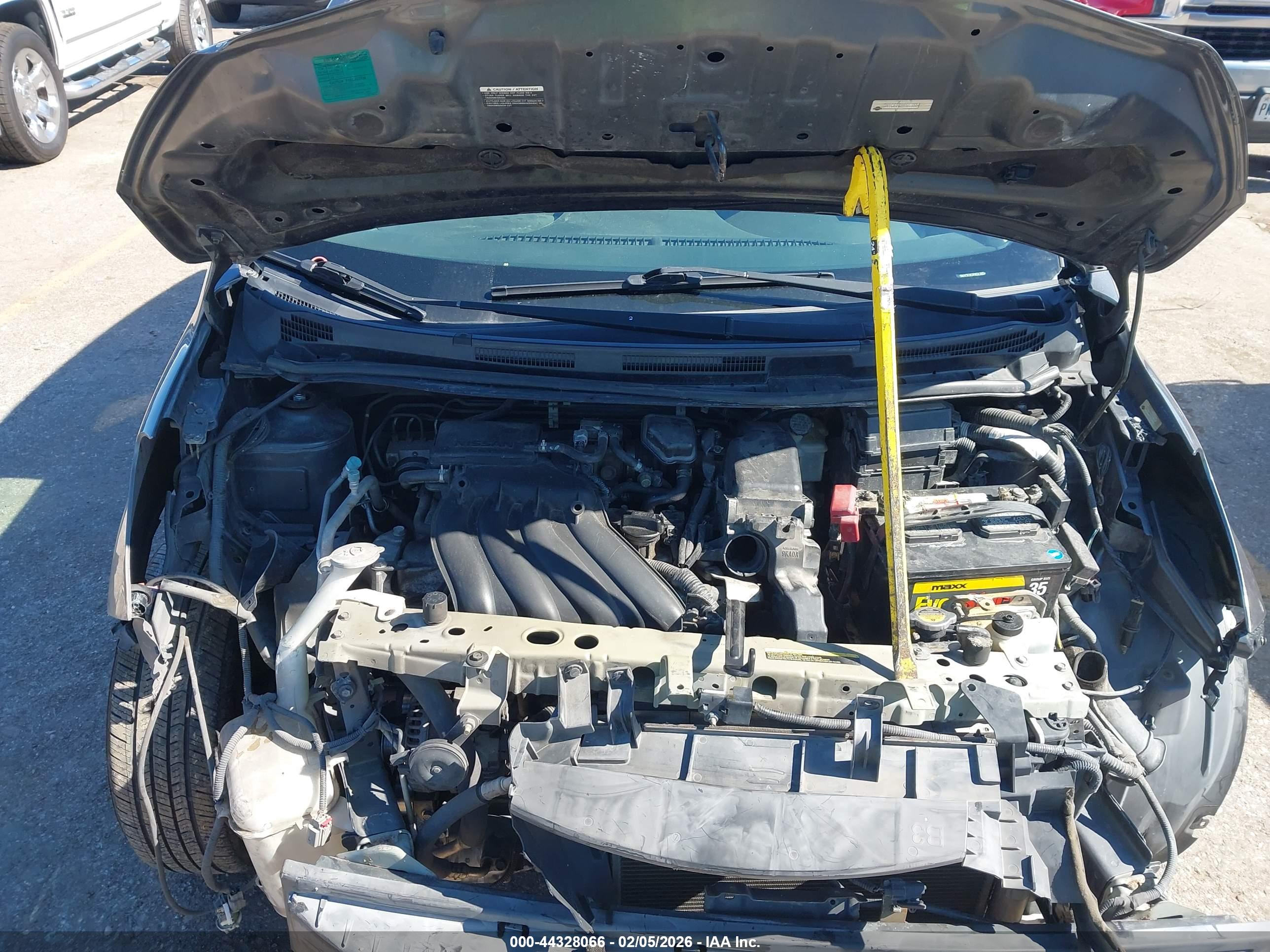 NISSAN VERSA image 10