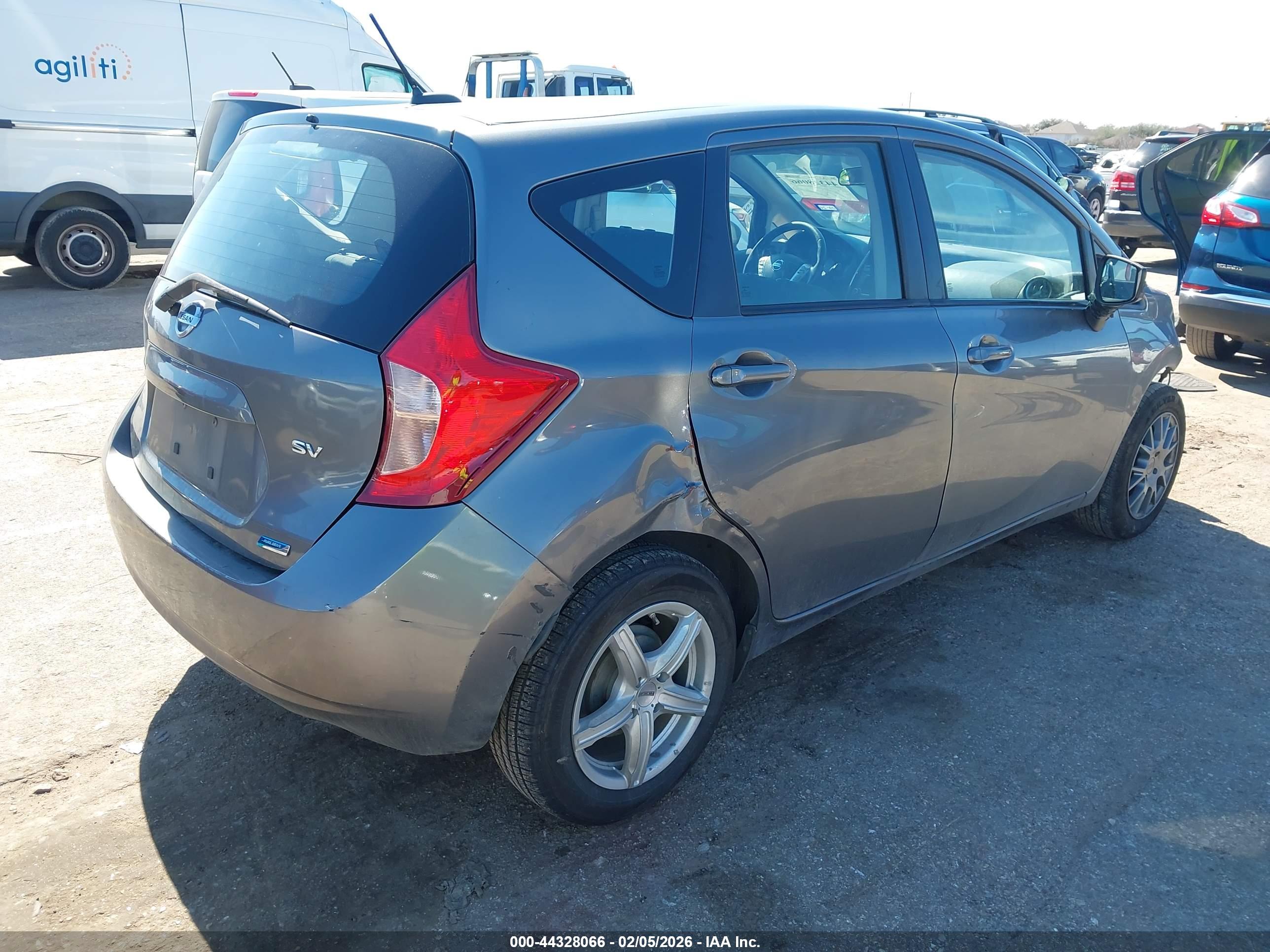 NISSAN VERSA image 4
