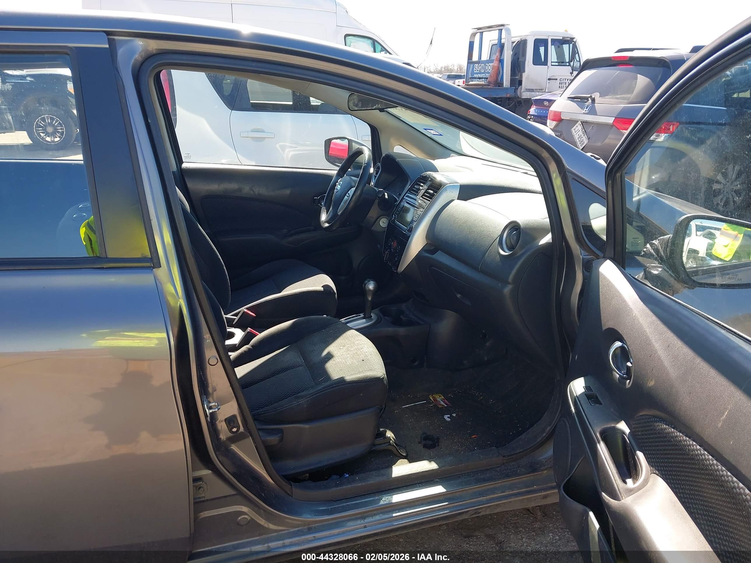 NISSAN VERSA image 5