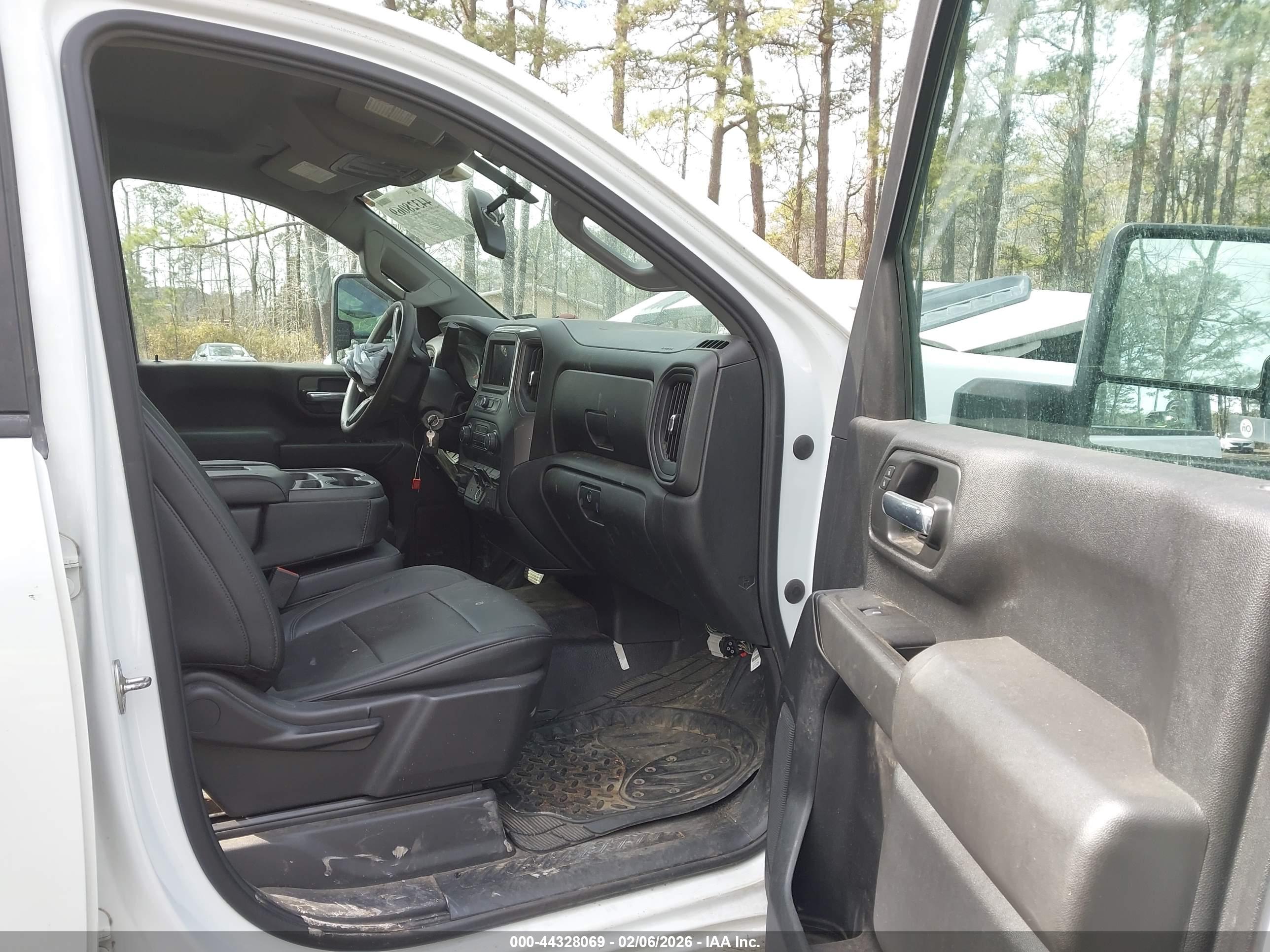 CHEVROLET SILVERADO image 5