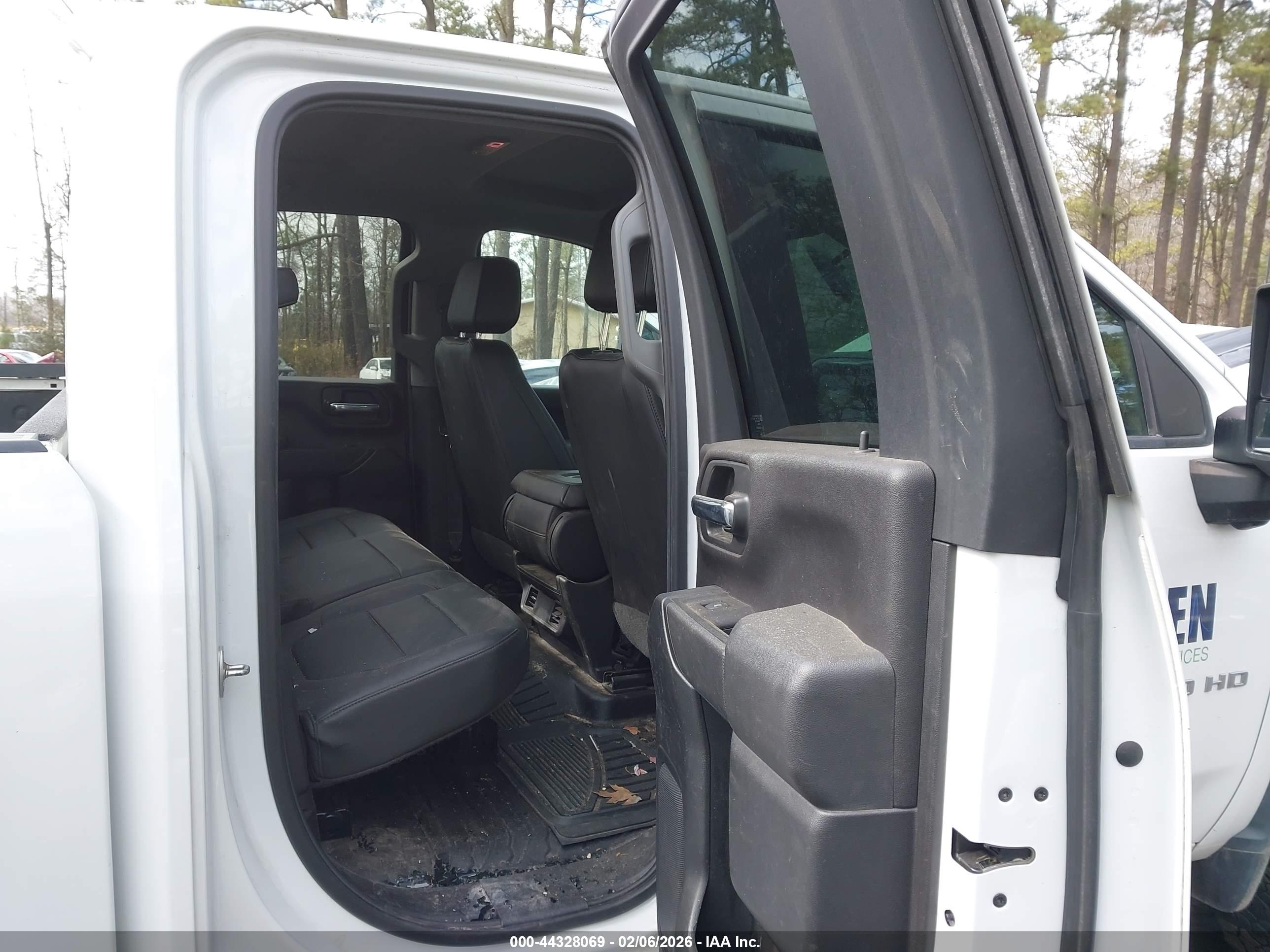 CHEVROLET SILVERADO image 8