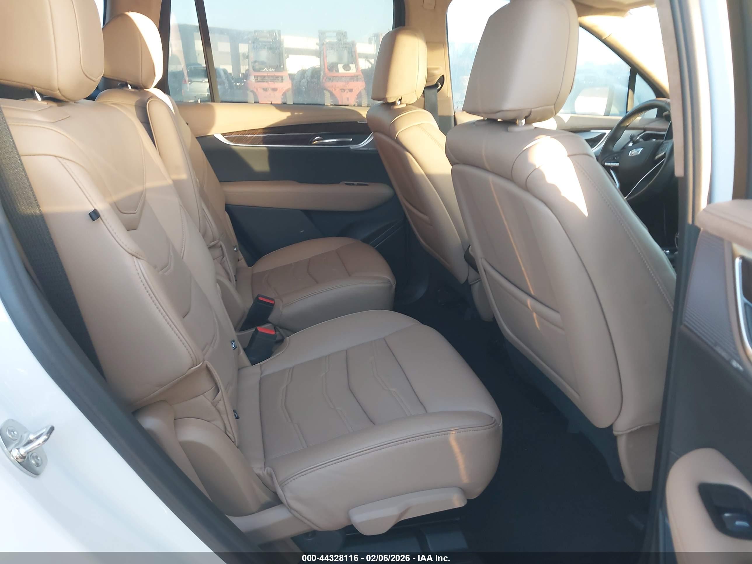 CADILLAC XT6 image 8