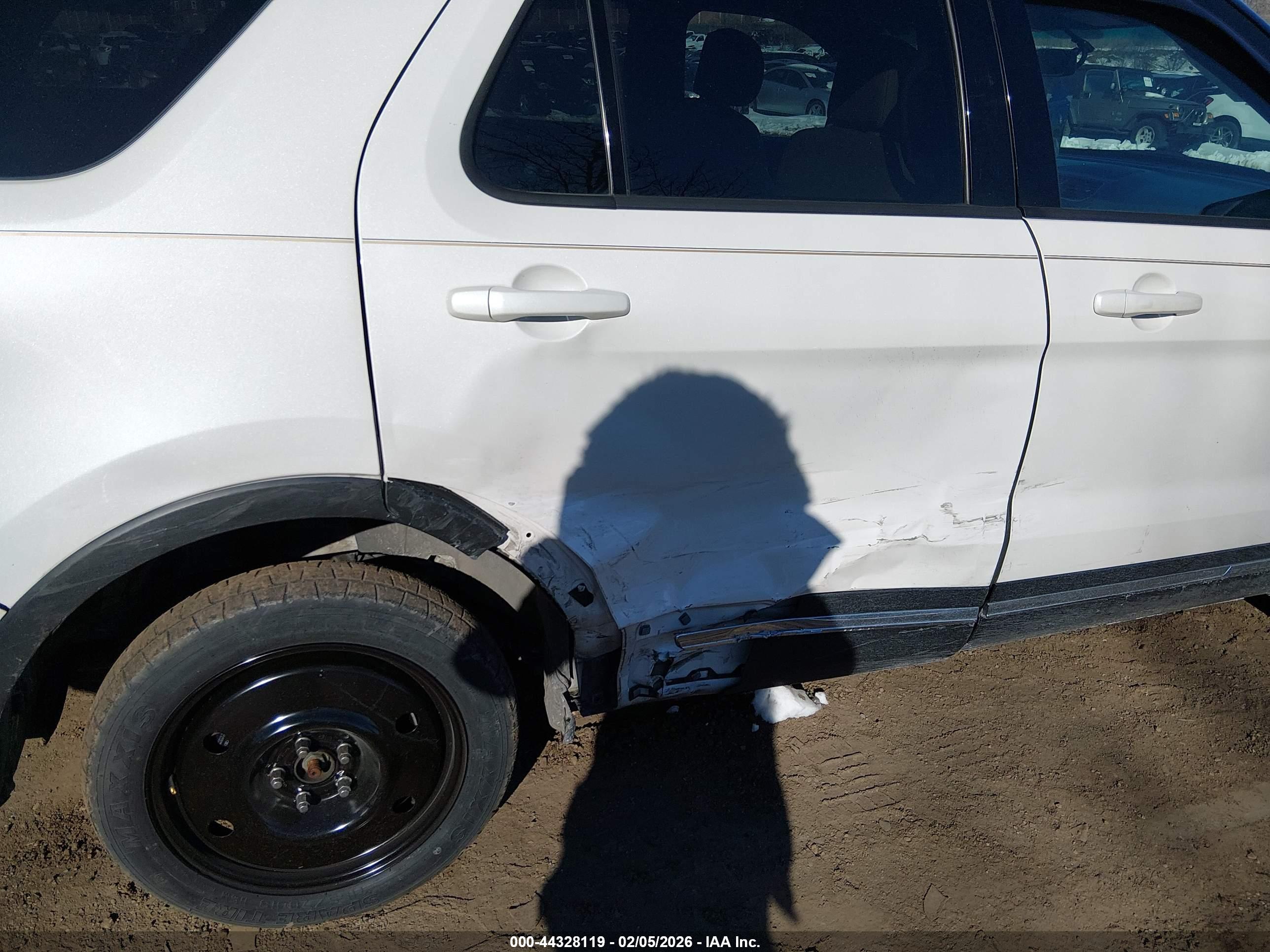 FORD EXPLORER image 6