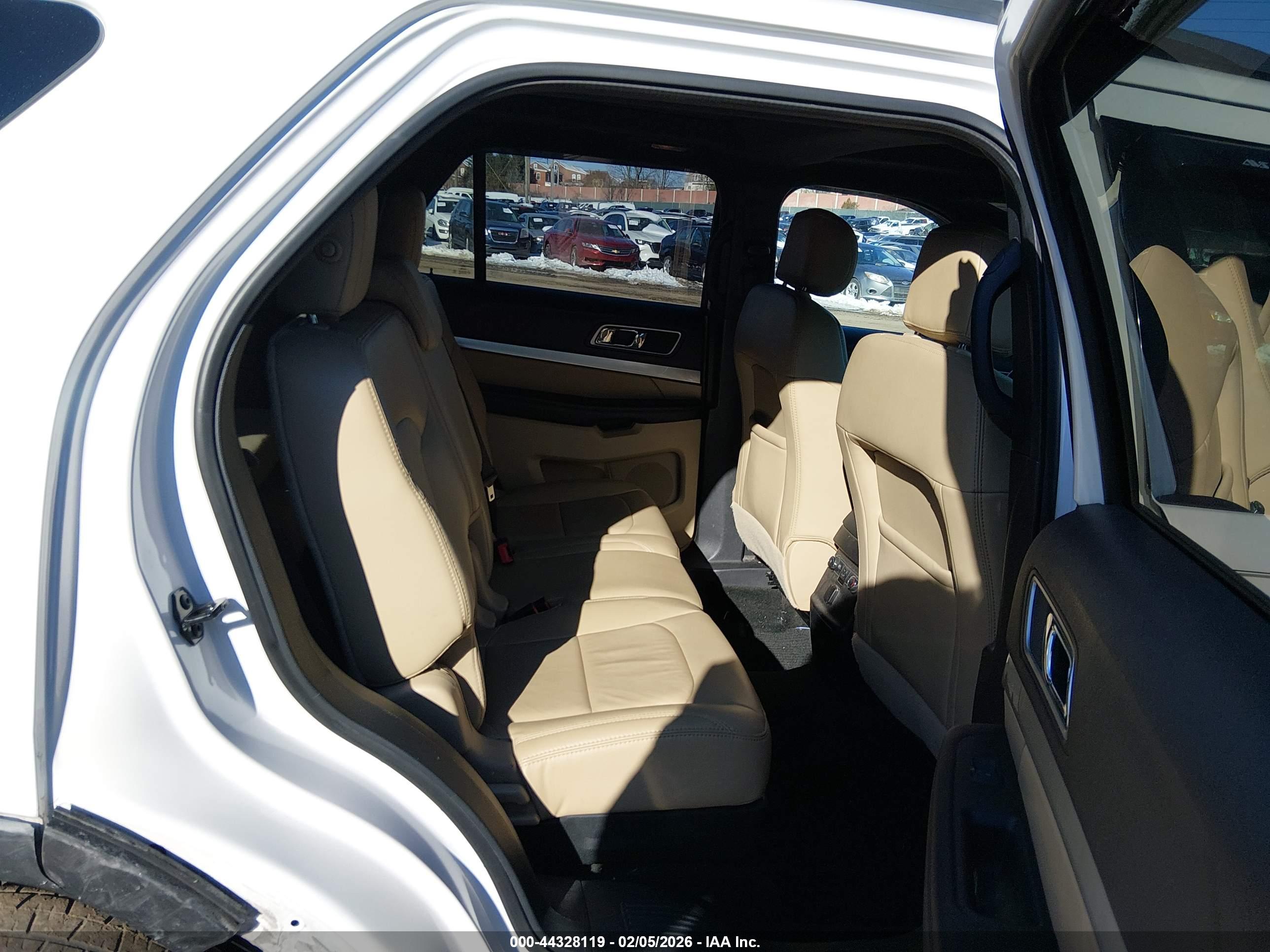 FORD EXPLORER image 8