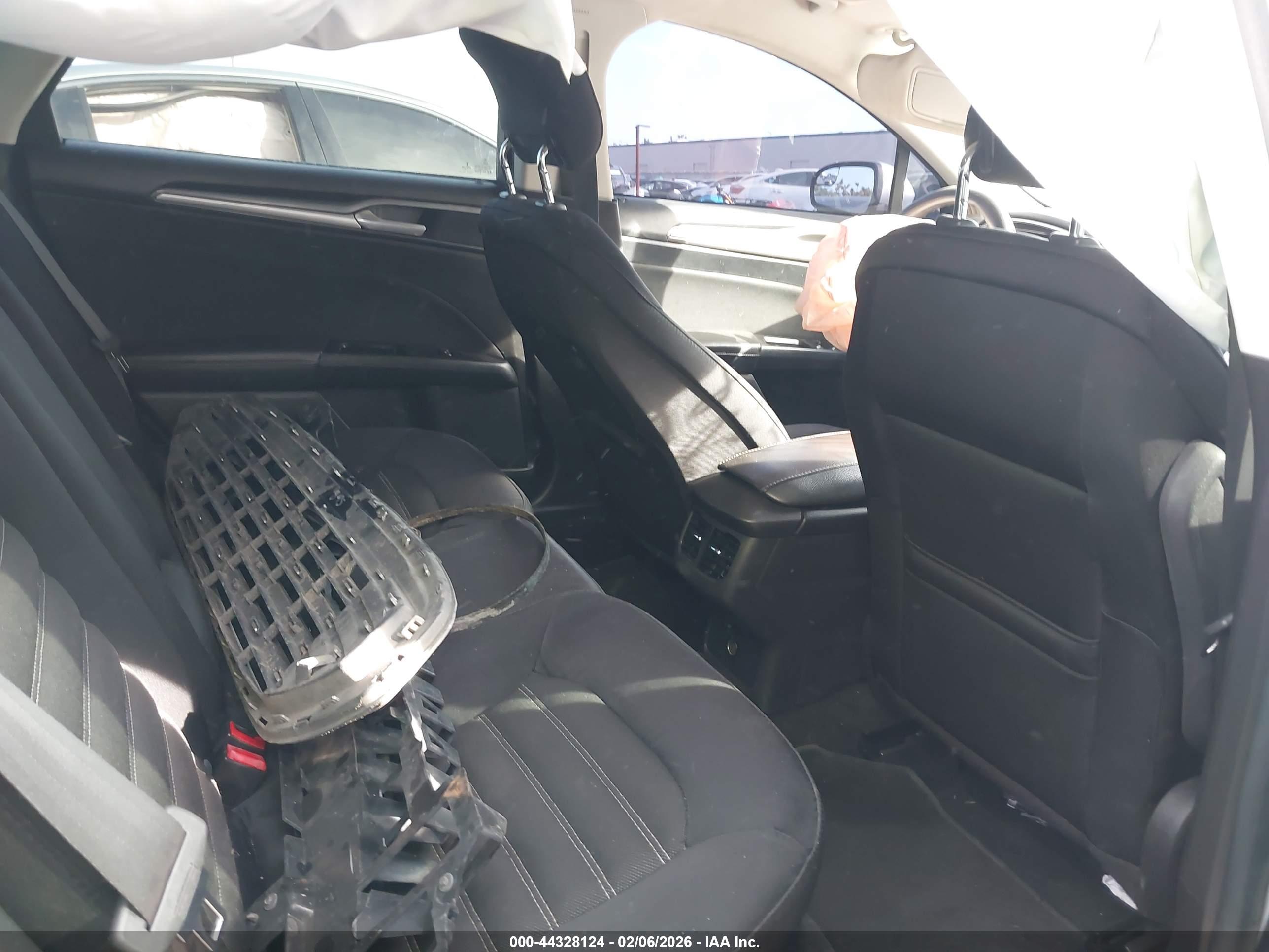 FORD FUSION image 8