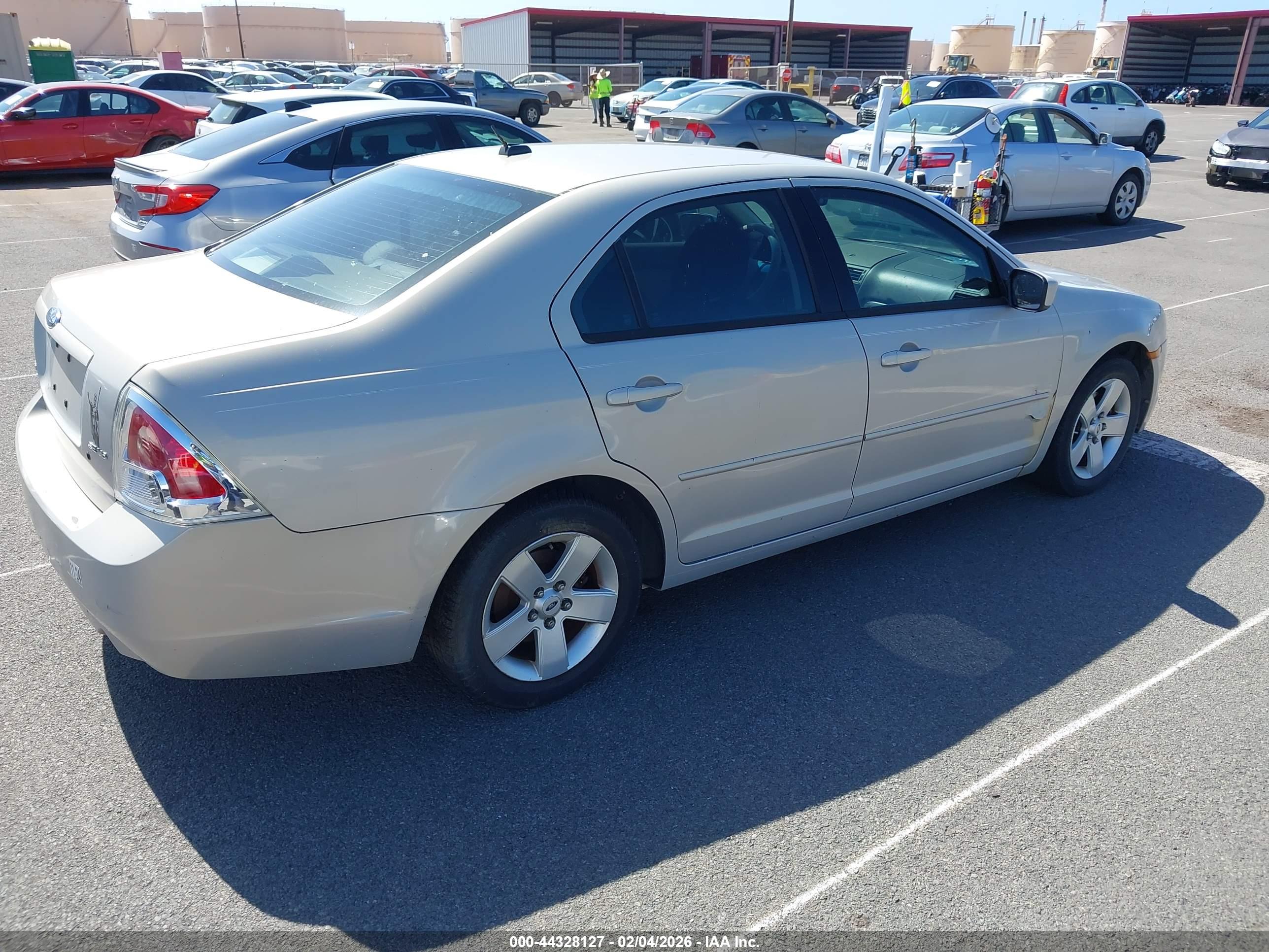 FORD FUSION image 4