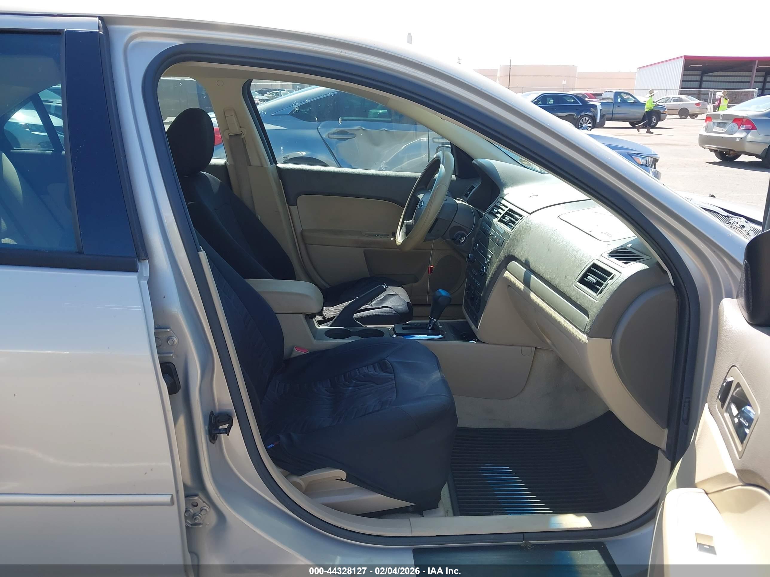FORD FUSION image 5